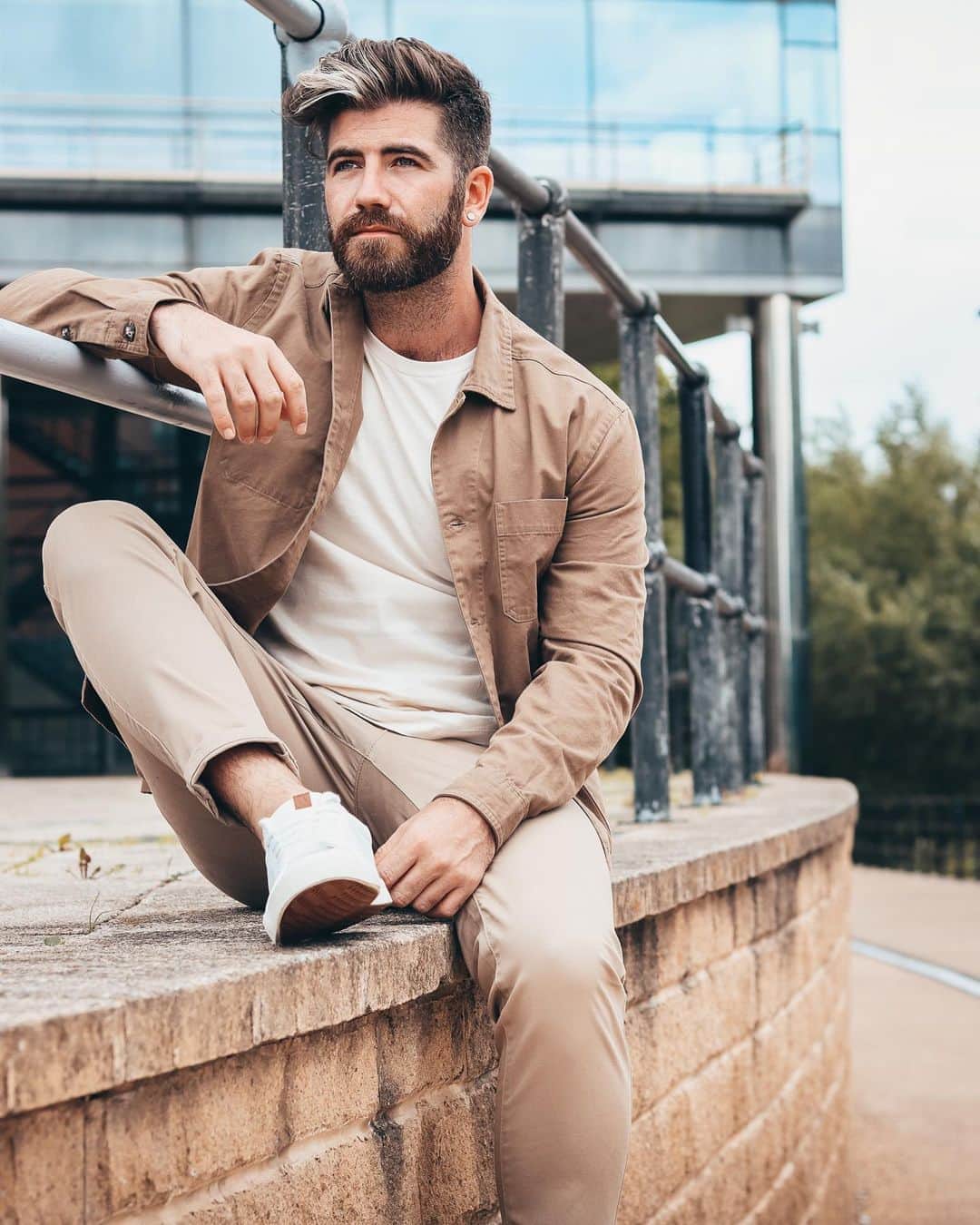 のインスタグラム：「When autumn’s about to hit and the warm hues start to take over 👌🍂 Tap to shop new season staples from the #MarvinHumesEdit 🔎Shacket: 895-482 Chinos: 315-914 Tee: 868-552 Trainers: 369-208 📷@tom.sheard」