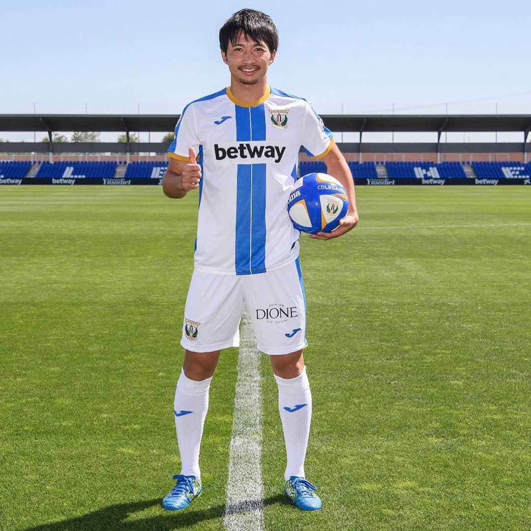柴崎岳のインスタグラム：「. Ya he pasado la presentación y juego con esta camiseta. A demostrar en el césped. . 今シーズンからレガネスでプレーします。 良い開幕を迎えられるよう、しっかり準備していきます。 #cdleganes」