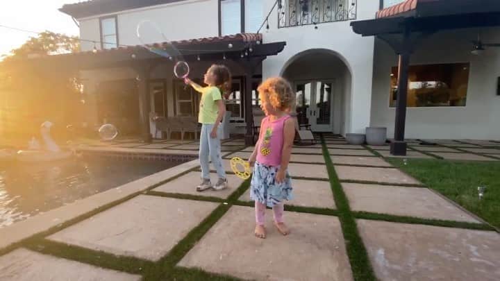 A.J.のインスタグラム：「Daddy life is the best life!!!!! Love you monkees!! Grateful I get to spend the day with my family. I hope you all have a relaxing Labor Day, spent with the people you love!!」