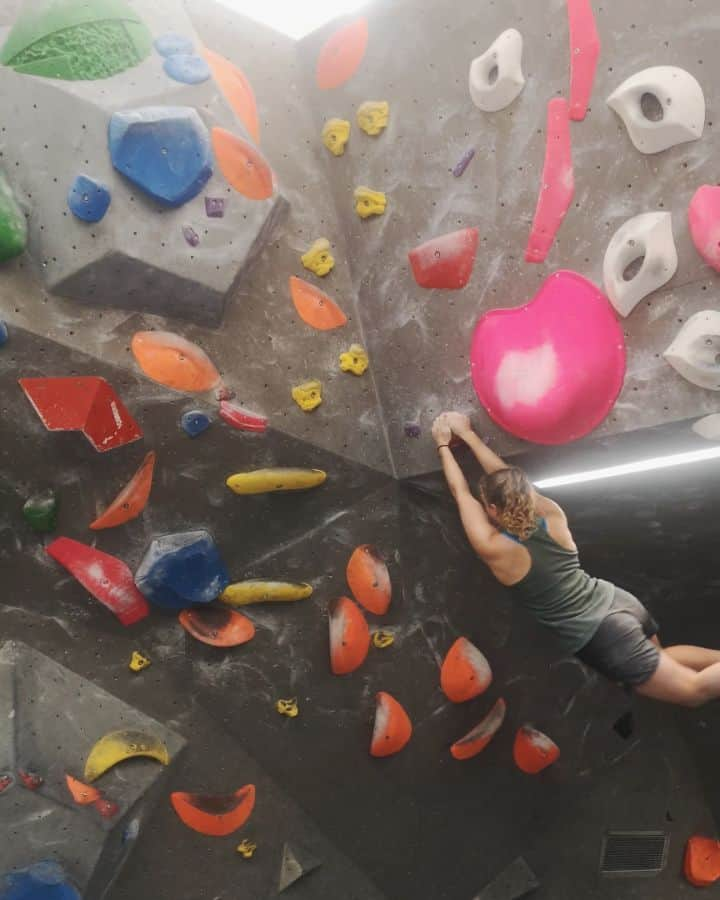 ハンナ・シューベルトのインスタグラム：「Not the hardest but definitely a fun Boulder @kletterzentruminnsbruck 😌🎉 📸 : @schranz_christine」