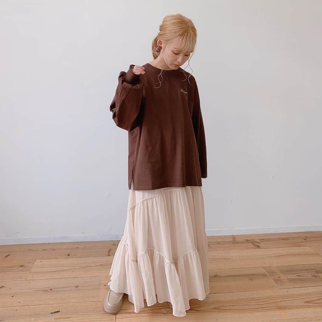 Vannie Officialのインスタグラム：「【VANNIE U ニュアンスロゴロンT　】2,700+tax ⠀ ⠀  ゆる感がたまらない！  《styling》 VANNIE UのオリジナルプリントTが登場♪ リラックス感のあるリブパンツや、フェミニンなスカートとも相性抜群◎  ⠀ 《detail》 女性らしいニュアンスシルエットをプラスすることで、カジュアルになり過ぎない絶妙なフェミニンさを表現しました♪ ワイドな身頃は、バサッと着るだけで抜け感のある印象に◎  ⠀⠀ 《fabric》 透け感のないオールシーズン使用可能な素材 ⠀ ⠀ ⠀ #vannie_u#ヴァニーユー #ZOZOでしか買えない⠀⠀ お問い合わせはコメントまたはDMまでご連絡ください‪‪☺︎‬」