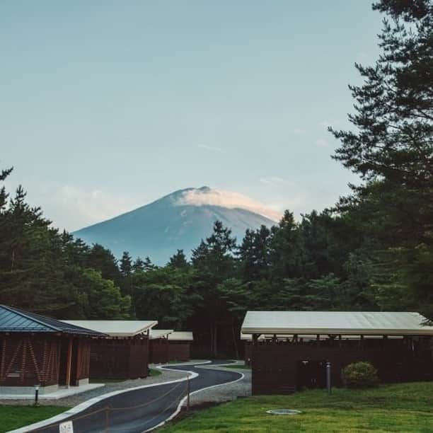 UOMOさんのインスタグラム写真 - (UOMOInstagram)「【「キャンプ×サウナ×富士山」が気持ちよくないわけがない！】  キャンプで雄大な富士山の自然を堪能しながらサウナも楽しめる。そんな贅沢な「キャンプサウナ」が富士山麓のリゾート施設、PICA Fujiyama内に誕生した。  今回PICA Fujiyamaに2台導入された「キャンプサウナ」は、 サウナの本場フィンランドから来たトレーラースタイルのサウナ。薪式のサウナヒーターを搭載しており、「炎のゆらめき」を眺めながら心地よいサウナ浴を楽しむことが出来る。また、サウナストーンにお湯（水）をかけることで発生する熱と蒸気のハーモニーを堪能する「ロウリュ」も体験可能。PICA Fujiyamaの宿泊者限定の予約制のため、仲間同士や家族で貸切で楽しむことができるのもうれしい。  今後「キャンプサウナ」の目の前には、 富士山を一望できる「ドラム缶露天水風呂」も9月下旬をめどに新設予定。 富士山の恵みに育まれた地下水を贅沢にかけ流した「ドラム缶露天水風呂」も合わせて利用すれば、「サウナ浴～冷水浴～外気浴」を雄大な富士山を目の前にワンストップで楽しむというなんとも贅沢な体験も可能だ。  PICA Fujiyama 山梨県南都留郡富士河口湖町船津6662-10 https://www.pica-resort.jp/fujiyama/ 「キャンプサウナ」利用料金 5,000円／90分（宿泊者のみ）  #uomo #uomomagazine #webuomo #キャンプ #サウナ #キャンプサウナ #富士山 #PICAFujiyama #fashion #mensfashion #mensstyle #90830」9月7日 21時00分 - uomo_magazine