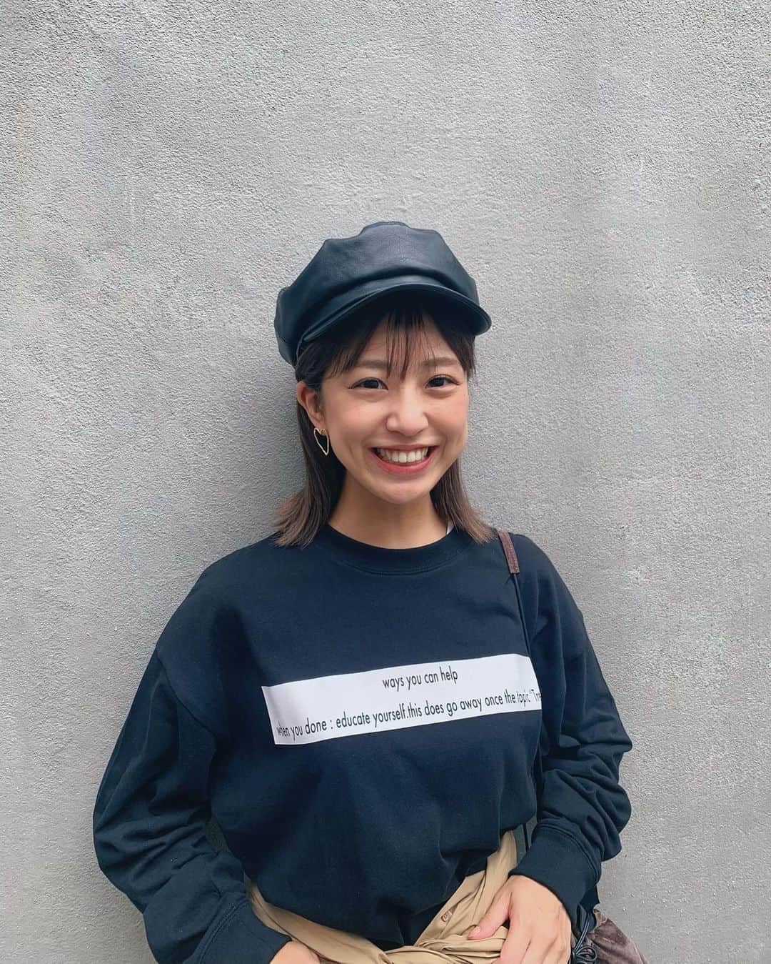 本橋優華のインスタグラム：「秋色にセルフカラーをしてみました。 @coloris_official  で簡単なWEBカウンセリングに答えると好みに合ったカラーやトリートメントを調合してくれます。  びっくりするほど簡単で、私にもできた！ ムラもなくサロンに行ったみたい☺︎ 私はスモークにした。  ロンTは @colony2139_jp のメンズを着たよ。  #COLORIS#カラリス#ヘアカラー#セルフカラー#セルフカラーリング#パーソナライズヘアカラー#スモーク#selfcolor#newhair#ashcolor#stayhome#follop#sponsored#pr」