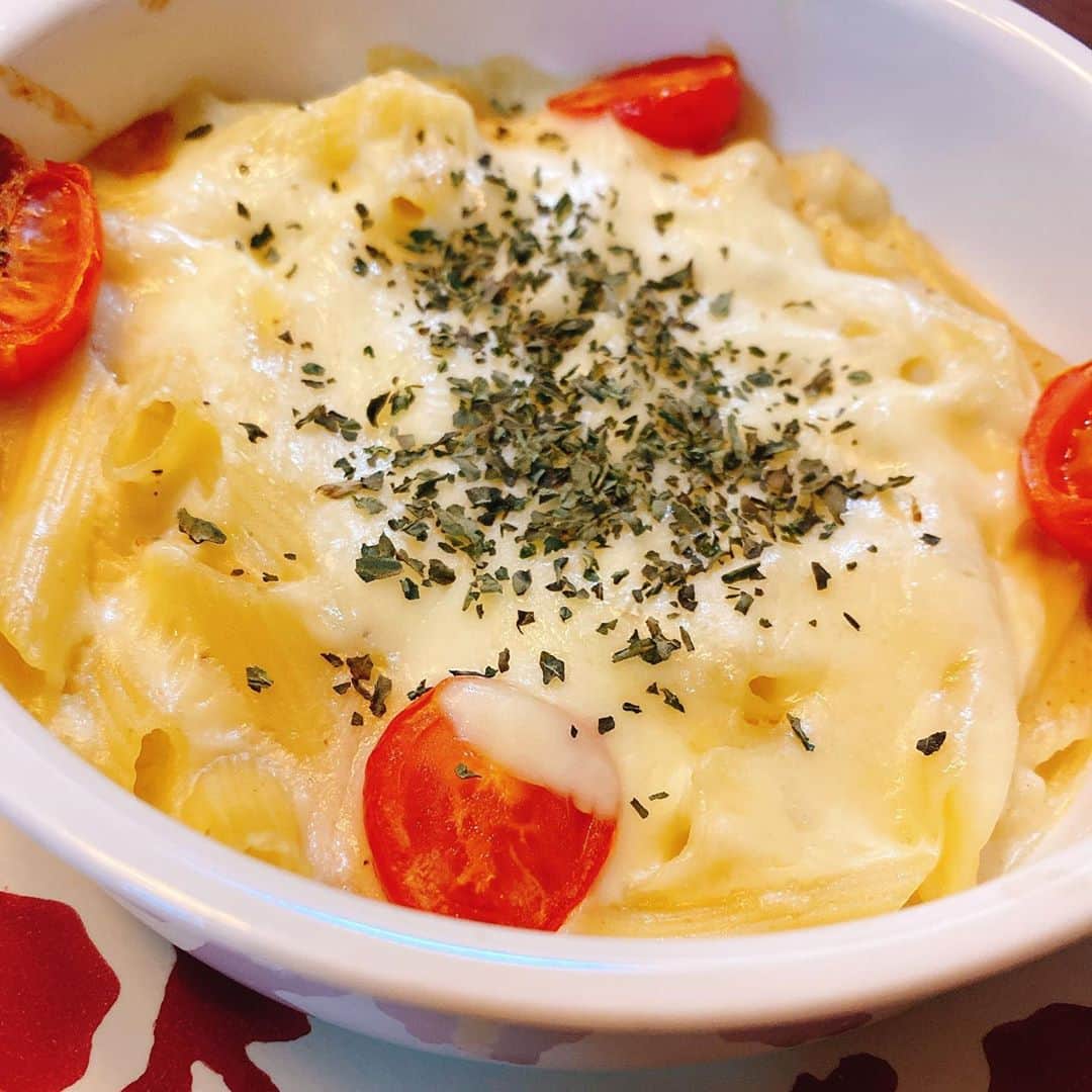 開高明日香さんのインスタグラム写真 - (開高明日香Instagram)「残り物のポテトサラダでリメイク、簡単グラタン。 ポテトサラダを豆乳で伸ばして、湯がいたマカロニ混ぜて、チーズを乗せてオーブンするだけ。 簡単だけど、美味しいですよ😊 #あすかごはん #リメイク料理 #ポテトサラダ #コストコの乾燥バジル 使える👩‍🍳」9月7日 21時03分 - asukakaiko