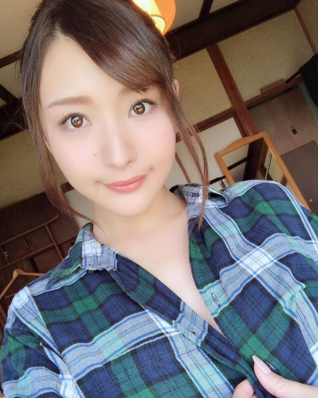 青山千夏さんのインスタグラム写真 - (青山千夏Instagram)「もはや誰って感じでは？ｗ メイクめちゃくちゃ薄いのと、アップにしてるからいつもよりつり目になっている…のかな？🤔  #青山千夏 #dvd撮影の日 #別人」9月7日 21時15分 - chinatsu_aoyama0819