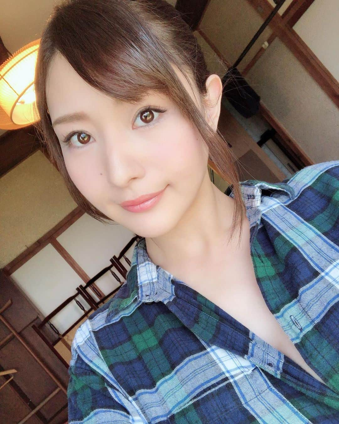 青山千夏さんのインスタグラム写真 - (青山千夏Instagram)「もはや誰って感じでは？ｗ メイクめちゃくちゃ薄いのと、アップにしてるからいつもよりつり目になっている…のかな？🤔  #青山千夏 #dvd撮影の日 #別人」9月7日 21時15分 - chinatsu_aoyama0819