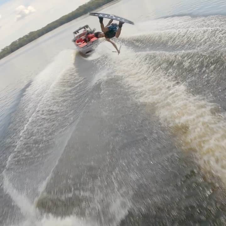 手塚翔太のインスタグラム：「One of my favorite trick to do with handle pass😎🔥  🚤:@supra_boats  🚁:@agarabaghi」