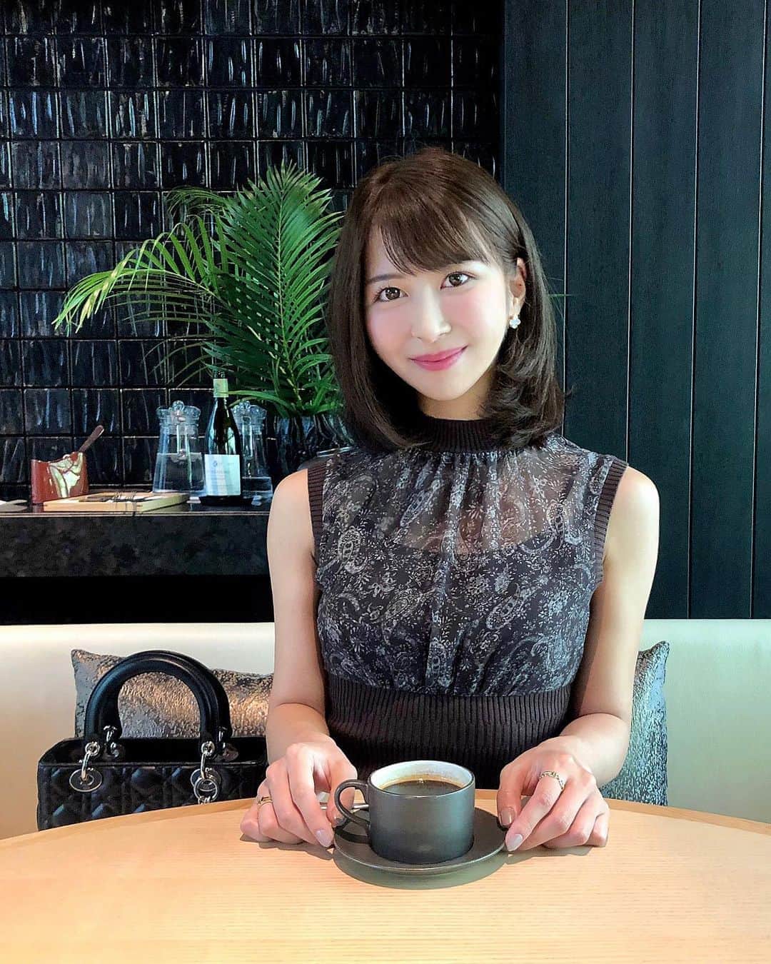 のインスタグラム：「🖤🐶🐾☕ ️𝑨𝑴𝑨𝑵 𝑲𝒀𝑶𝑻𝑶🖤 𝑩𝒆𝒂𝒖𝒕𝒊𝒇𝒖𝒍 𝒋𝒂𝒑𝒂𝒏𝒆𝒔𝒆 𝒃𝒓𝒆𝒂𝒌𝒇𝒂𝒔𝒕🍽 . . アマン京都の和朝食💕 . 黒で統一されたアマンらしいシックな雰囲気の ラウンジに合わせて私もブラックコーデ♥ . 一流シェフによる繊細で温かい味が 朝の鈍った身体を心地よく目覚めさせてくれました . . しあわせすぎる朝 また行きたいなぁ🥰✨ . . . #京都 #アマン #アマン京都 #朝食 #朝ごはん #和朝食 #japanesebreakfast #breakfast #coffeetime #京料理 #京都グルメ #京都カフェ #ブラックコーヒー #エスプレッソ #ブラックコーデ #京都観光 #京都旅行 #秋コーデ #パープルコーデ #そうだ京都行こう #秋ですね #ladydior #kyoto #kyotojapan #amankyoto #aman #amanresorts」