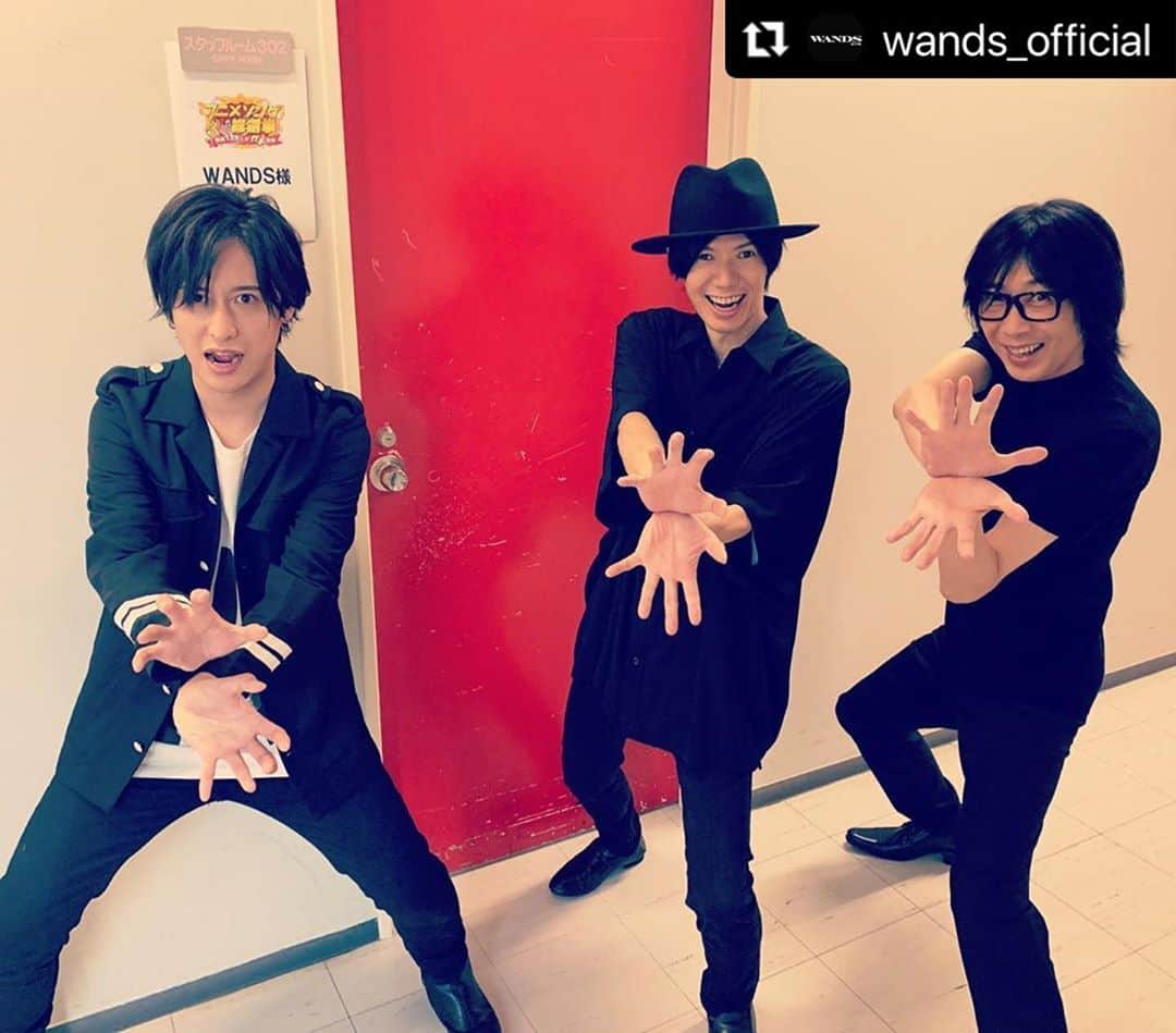 柴崎浩さんのインスタグラム写真 - (柴崎浩Instagram)「かめはめ波ーーー！！  #Repost @wands_official  「アニメソング総選挙2020」に出演させて頂きました！ 新旧たくさんの名曲がランクインしていますね。 まだまだ番組は続きますのでぜひお楽しみください！ スラムダンクは不朽の名作ですね！  #WANDS  #第5期  #上原大史  #柴崎浩  #木村真也 #アニソン選手権 #アニソン #スラムダンク #世界が終るまでは… #そのポーズ…スラムダンクちゃうやん！」9月7日 21時07分 - shibasaki_hiroshi