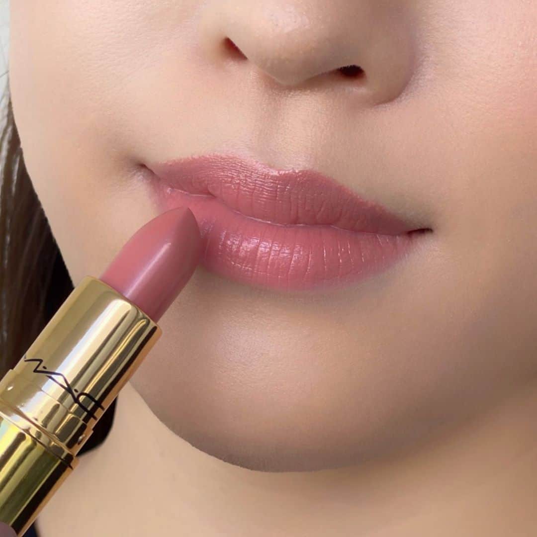 M∙A∙C Cosmetics Japanのインスタグラム：「【本日公式オンライン先行発売】 各国の著名人とコラボしたリップカラーコレクションから、新たに限定2色が登場💄  やわらかピーチと鮮やかレッド、どっちがお好み？ 仕上がりはスワイプしてチェック👉✨  ㅤ ☑︎リップスティック 1枚目: ニック チャップマン(ピーチィ ヌード) 2枚目: サム チャップマン(ブルーイッシュ レッド) 税込¥3,630  ※9月18日(金) 全国発売 ㅤ 【公式オンラインショップ限定特典】 ☑︎初回ご購入のお客様へ10% OFFクーポンをプレゼント （クーポンコードwelcome）  ㅤ #MACメイカー #MACMAKER #MACCosmeticsJapan #MACCosmetics #MAC #MACコスメ #マックコスメ #コスメ#コスメ紹介#コスメ好き#コスメレポ #化粧品 #デパコス #コスメ部 #コスメマニア #メイク好き#メイク道具#美容大好き#美容好き#トレンドメイク#夏メイク#メイクテク#MACリップ#リップ#リップメイク#リップスティック#ボリューム#ぷっくり#リップマニア#マットリップ」
