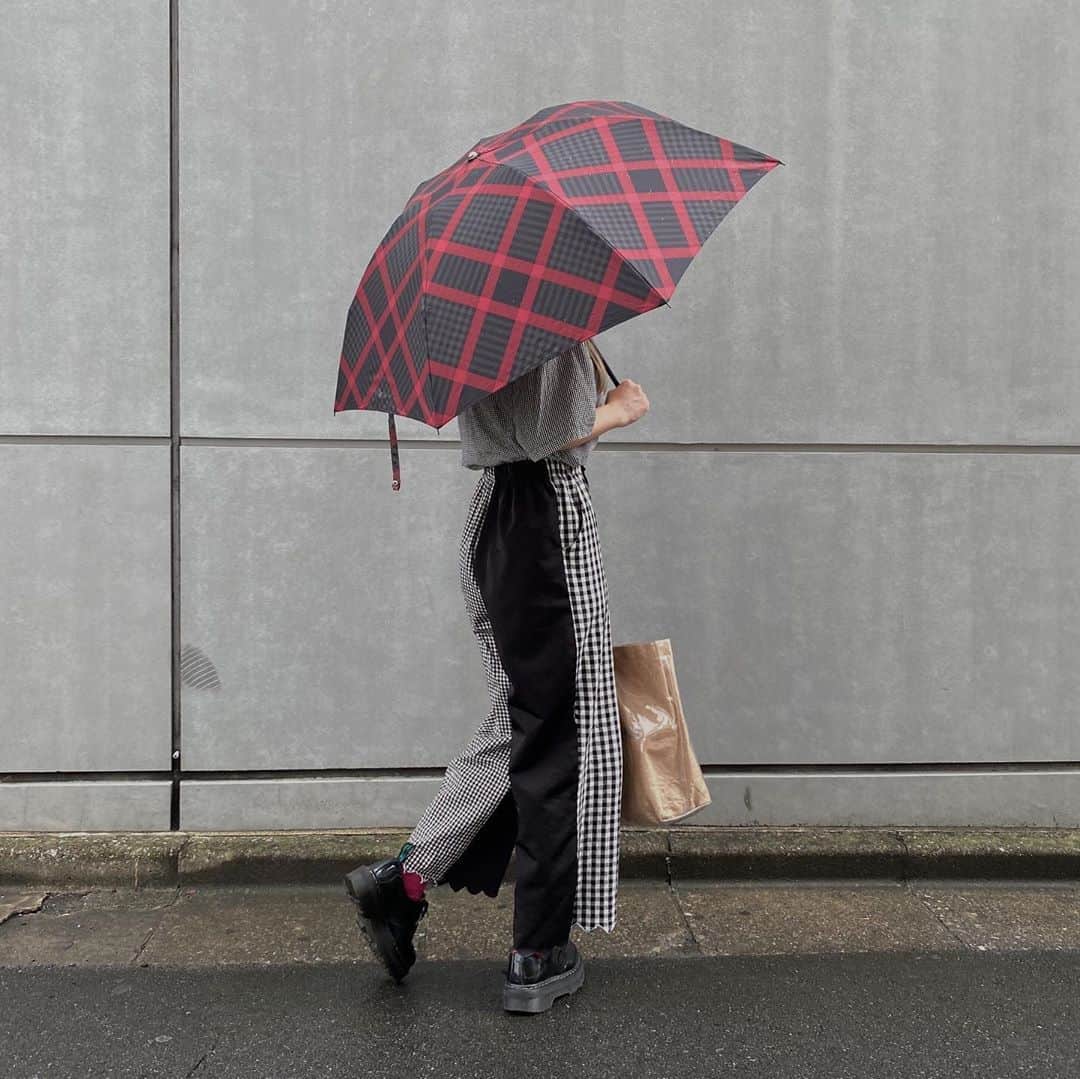 のインスタグラム：「🏢🔴🔺🎀〰️  湿気でウェ〜ブ取れちゃった。☔︎」