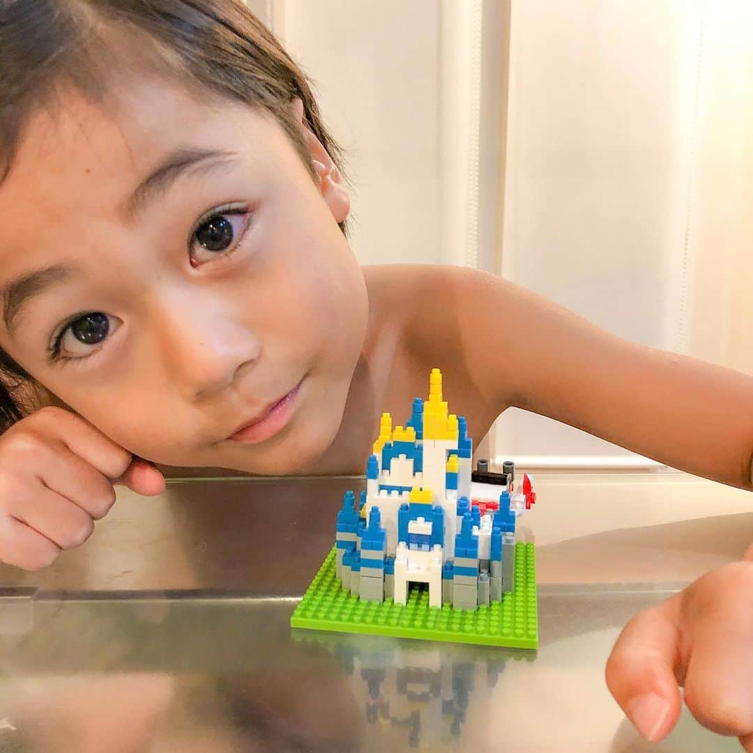 かなのインスタグラム：「． でーきたっ😆🏰✨ りきとと一緒に共同作業🧱 細かい作業大の苦手芸人だから 目がしぱしぱする😳笑 ． ． #裸族#ナノブロック#シンデレラ城#ディズニーナノブロック#ディズニー」