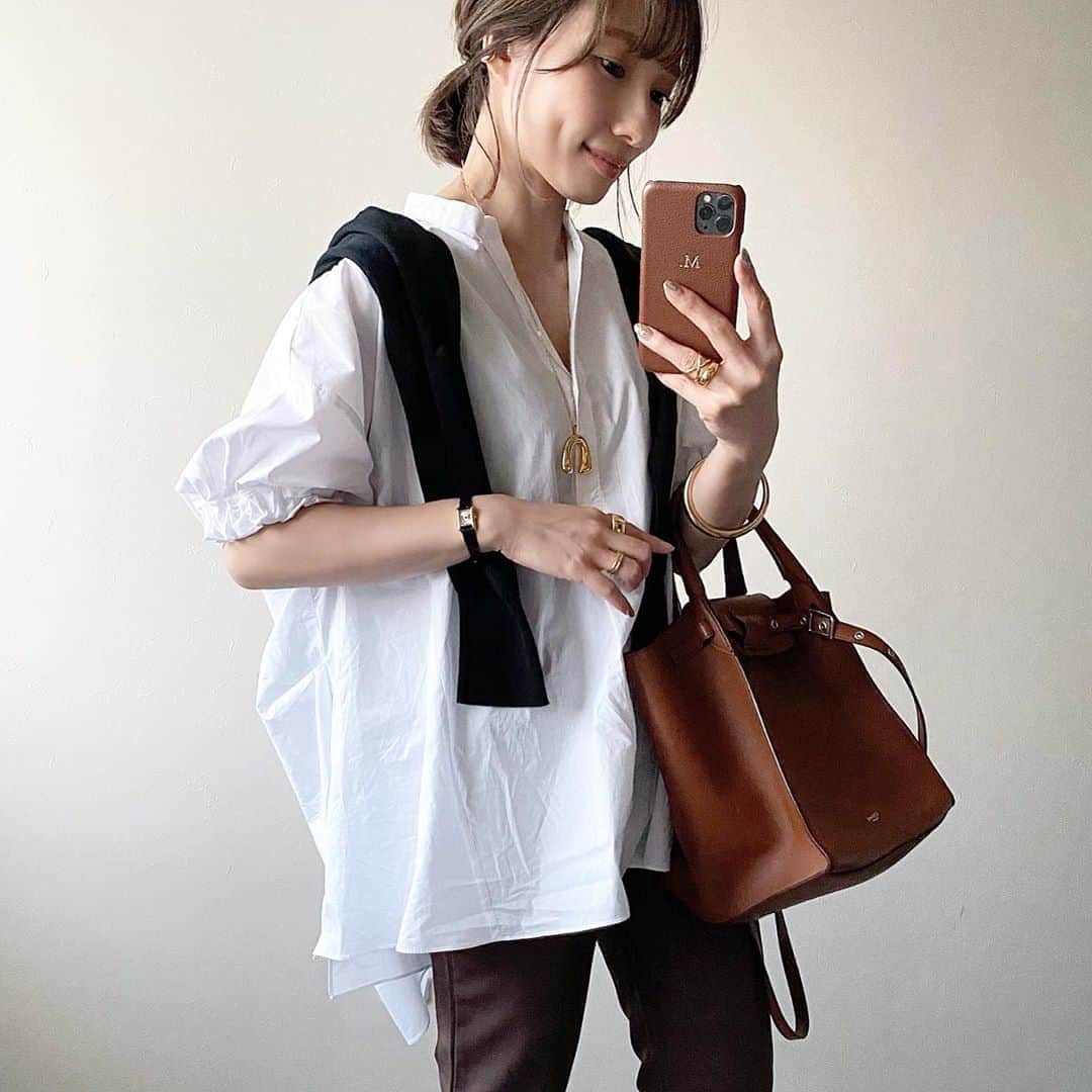 のインスタグラム：「2020.9.7 ・ 好きなシルエットのブラウスとパンツ◡̈⃝🤎 @dholic_official ・ ブラウスはシルエットだけじゃなくて袖のギャザーもお気に入り。 アウトしてもインしても◎ ・ パンツは裾広がりでセンタースリット入りだから、脚長効果が期待できそうで嬉しい😚 ・ ブーツはまだ早いかもだけど、こんなパンツとも合わせたいな💭 ・ tops,pants #dholic#dholicsnap @dholic_snap ネックスリットボタンブラウス[b63571] スリットスラックスパンツ[t60864] cardigan #uniqlo bag #celine shoes #zara」