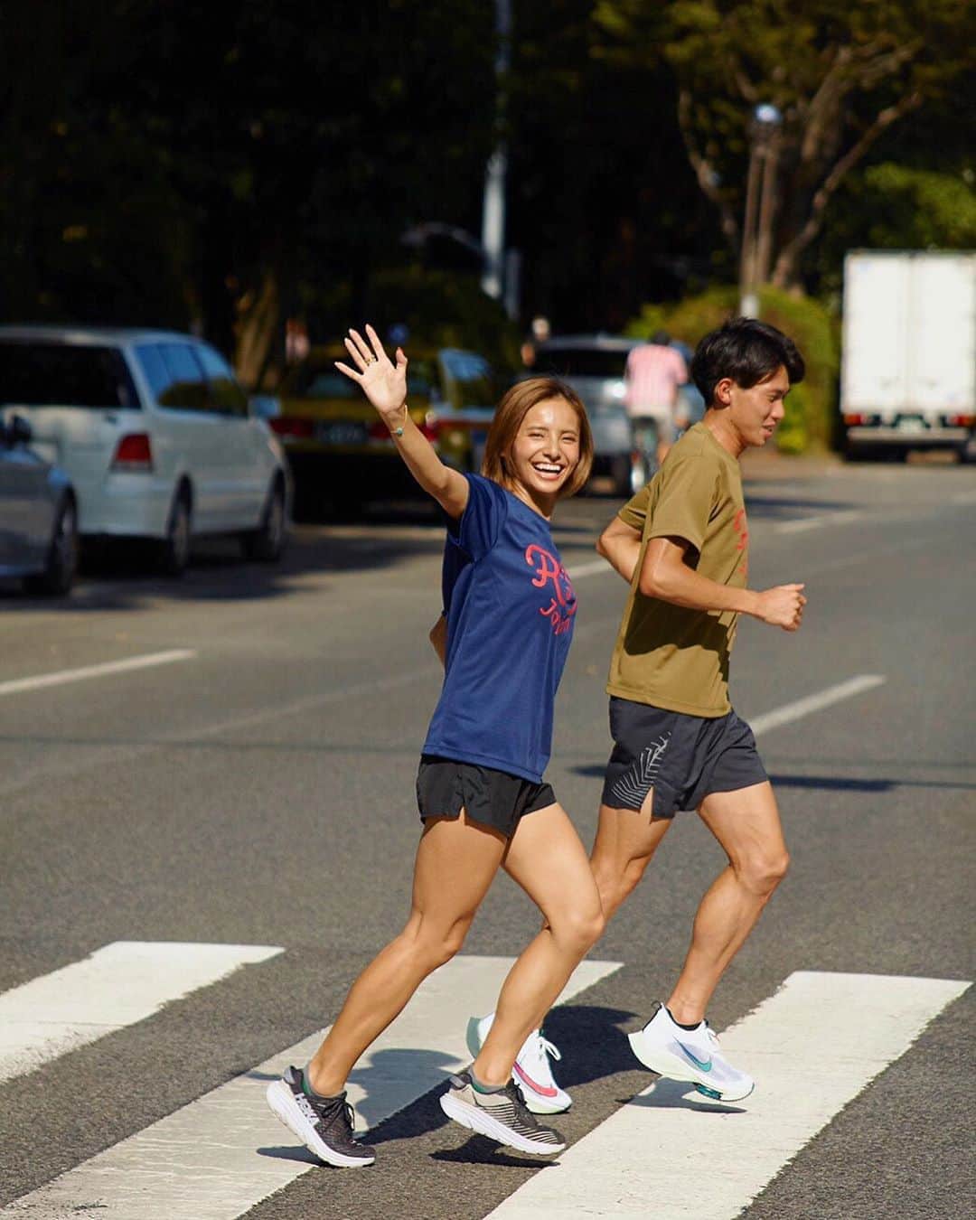 佐野千晃のインスタグラム：「高久選手 @ryu.t218 とRFAjapanのモデルやらせて頂きました🤤﻿ ﻿ マラソン歴代4位の人と撮影だけど一緒に走れて幸せです🤤(主旨違う)﻿ ﻿ 普段用のTシャツもランニング用のTシャツも可愛いから是非みんなでお揃いしよ🤤﻿ ﻿ #run #running #marathon #フルマラソン #マラソン #マラソン女子 #人生自由自在 #走る女子 #ファッション #ウェア #楽しく走る #ランニング #ジョギング」