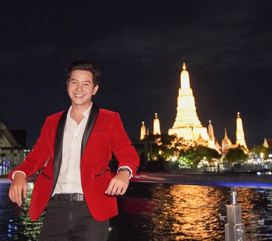 アイス・サランユーのインスタグラム：「Saffron cruise by Banyan Tree @banyantreebangkok   เขายกครัวขึ้นมาไว้บนเรือ ทำอาหารให้ทานกันแบบสดๆ แบบ Fine dining (อาหารคุณภาพระดับสูง รวมถึง มีบรรยากาศที่เพอร์เฟคและดีไซน์การตกแต่งร้านที่หรูหรา) อยากสัมผัส อาหารอร่อย บรรยากาศ ดีๆแบบนี้  โทร. 0-2679-1200 website : www.banyantree.com แอบกระซิบ ว่า Promotion ตอนนี้  ต้องพุ่งตัวเข้าจองครับ ❤🙏🤘」