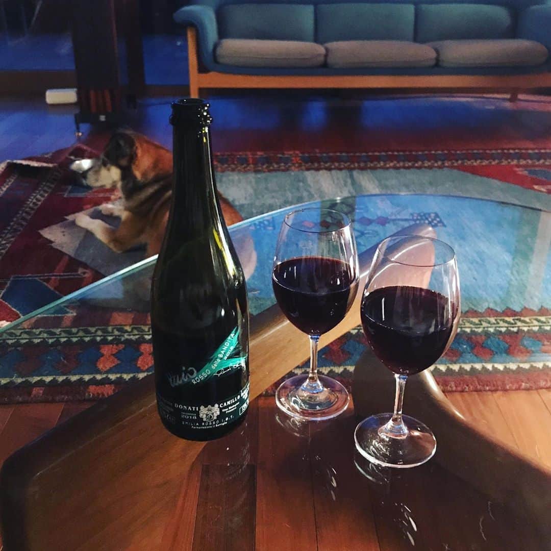 のインスタグラム：「今日は、赤の微発砲🍷 飲みながらご飯を作ると気分が弾む！  #三児の母#あはははは #赤#微発砲#ワイン #wine#毎日楽しい」