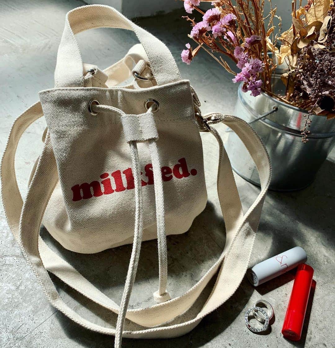 のインスタグラム：「＼DRAWSTRING 2WAY POCHETTE／  コロンとした 丸みのあるシルエットが可愛い！ 巾着型のトートバッグは いまから秋冬まで デイリーコーデに合わせやすいバッグ♥️﻿﻿  ﻿ 画像をタップして商品情報をチェック🏷✔︎ ﻿ ﻿ ﻿ ┈┈通販サイトはこちら┈┈﻿ ・Official online store calif﻿ ・ZOZOTOWN ﻿ 悩んだときはお気に入り登録！﻿ ┈┈┈┈┈┈┈┈┈┈┈┈┈﻿ ﻿ #milkfed #milkfedjp﻿ #ミルクフェド ﻿ #ガーリーストリート﻿」