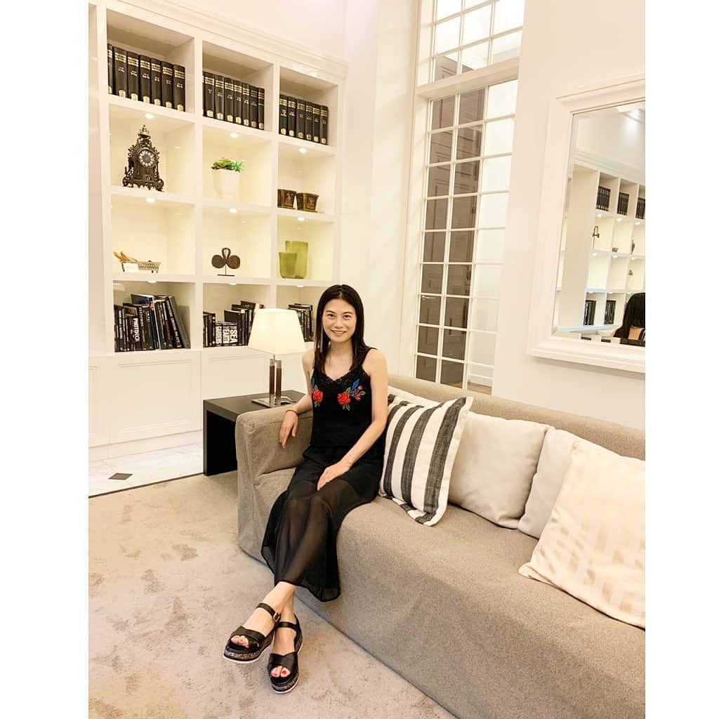 のインスタグラム：「こちらも、またとっても素敵なタワーマンションのラウンジ🍰💕 最近、雨が降ったり止んだり変なお天気だけど、浄化されてクリアになっていく💖キラキラした澄んだ美しい空になって☺️🌈 今日も、龍がたくさんいたよ🐉✨✨  #タワーマンション#素敵#空間#美しい#楽しい#最高#sweets#cake#beautiful#good#happy#fun#tokyo#japan」