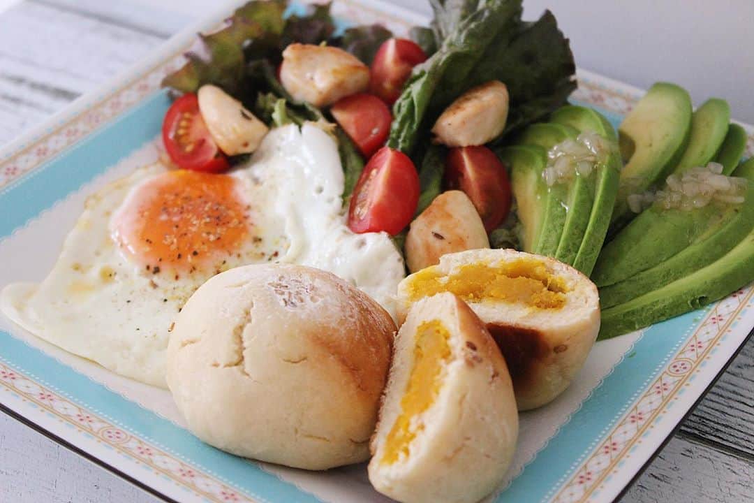 スミレのインスタグラム：「. 手作り米粉パンのモーニングプレート🌞🍅 意地でも手ごねスタイルを貫いているので夏場のパン作りは発酵以外ちょっぴり大変です . 拝啓大好きな冬へ、早く来てね♡ . "誰にでもできることを継続できる人"こそ最強なのだとしみじみ感じる10代最後の夏でした . . . . #おうちごはん#おうちカフェ#おうち時間#モーニングプレート#ワンプレート#ワンプレートごはん#朝ごパン#手作りパン#米粉パン#グルテンフリー#健康#料理#いいね返し#クッキングラム#おうちごはんlover#大学生#カメラ女子#foodstagram#cookingram#l4l」