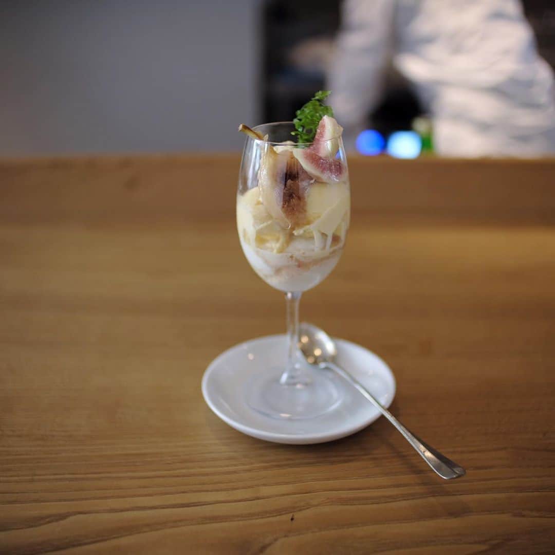 maggydaisyのインスタグラム：「_  どれも美味しかったけど やっぱりイチジクのパフェはもう一度食べたい。 オトナの味。 綺麗な色のスープはコッソリ撮らせてもらっちゃった。 ジンジャーエールのたっぷりな生姜も魅力的。 買って来れば良かったなー  #洋食kuchibue #kuchibue」
