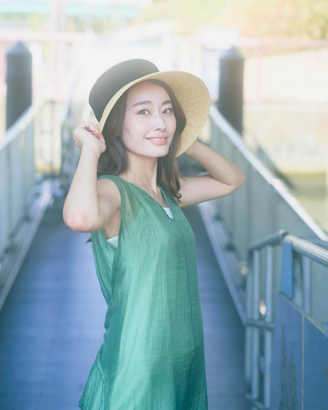 小祝麻里亜のインスタグラム：「美容に詳しい、さえちゃんに教えてもらって【シンメトリー麻布十番】に行ってきました😊💞  デスクワークが続いてるんですが、頬杖つくクセがあって💦しっかり見て頂いたら、やはり歪んでました💀💀🔥しかも顔を矯正しても仕方なく、首の第一頸椎からしっかりアプローチするのが大事なんだとか。  施術はまったく痛くないんですが、首からしっかり矯正してくださったおかげで、歪みが軽減されました🧚‍♀️❤️❤️耳の位置も👂目の開きも👀顔色も(血液の滞りもなくなるため)すっきりして、気持ち良かったです🙏  せっかく施術してもらったからには、頬杖とか付かないように心がけよう😖❣️❣️  🙏 @symmetry_azabujuuban 📸 @izumi_1207   ． ．＿＿＿＿＿＿＿＿ #シンメトリー麻布十番 #シンメトリー #痛くない小顔矯正 #根本的改善 #寝れちゃう小顔矯正 #美容矯正  #顔の歪み #メンテナンス #뷰티스타그램 #얼굴축소 #골기 #beautycare #facialmassage #まりあんぬの美容道」