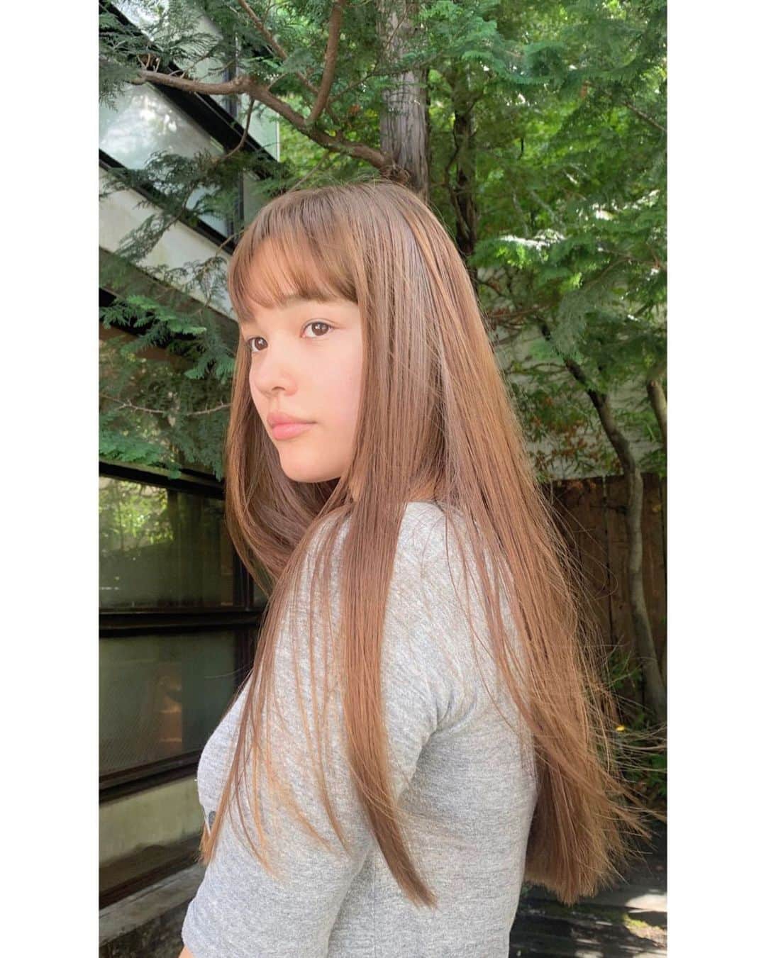 梅園アマンダのインスタグラム：「このあいだのメンテナンス🌳🍃 実はリタッチしかしていなくて、抜けた色の感じを楽しんでいます。いつもありがとう〜！ . . . #longhair #ロングヘア #haircolor #ヘアカラー」