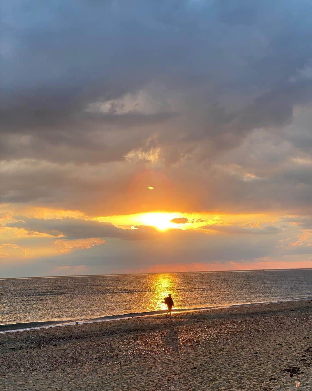 Rodner Figueroaさんのインスタグラム写真 - (Rodner FigueroaInstagram)「Cuando capturas un momento mágico con tu celular!!! No se quien es pero cuando vi que se iba a acercar al reflejo del sol sobre el mar le tomé la foto. Me gustaría saber quién es para enviarle la foto aunque estoy seguro que en su memoria está grabado este atardecer!!! #provincetown #ptown #ptown2020 #sunset #massachusetts #rodnerfigueroa #herringcovebeach」9月7日 21時24分 - rodnerfigueroa