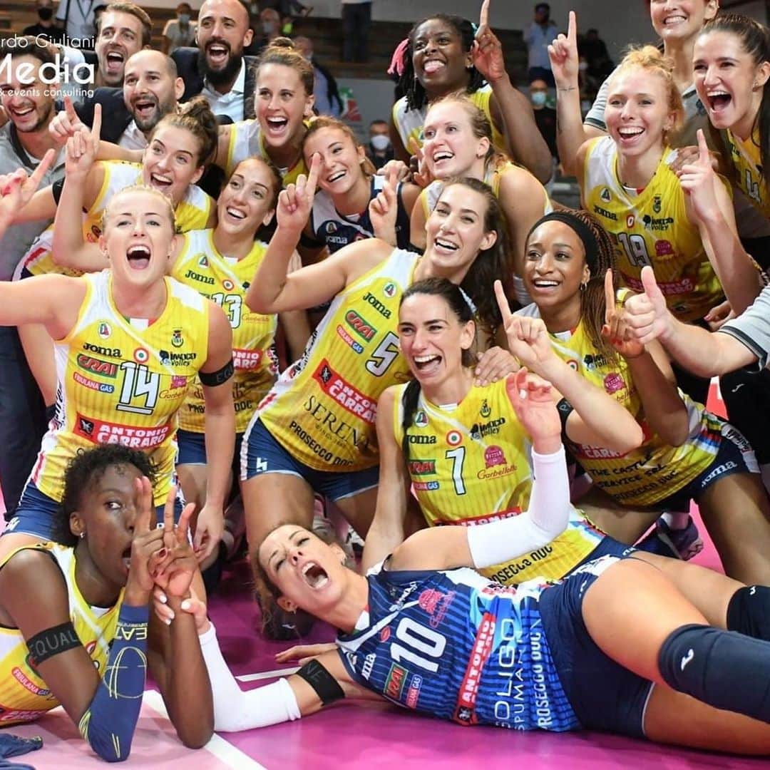 ロビン・デクライフさんのインスタグラム写真 - (ロビン・デクライフInstagram)「💛💙 the supercup stays in conegliano」9月7日 21時25分 - robindekruijf