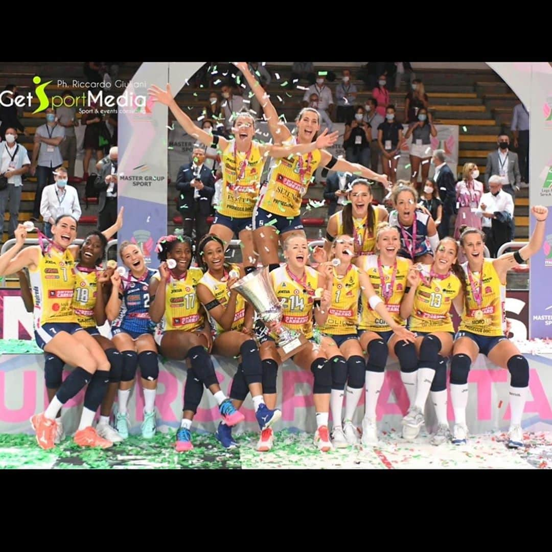 ロビン・デクライフのインスタグラム：「💛💙 the supercup stays in conegliano」