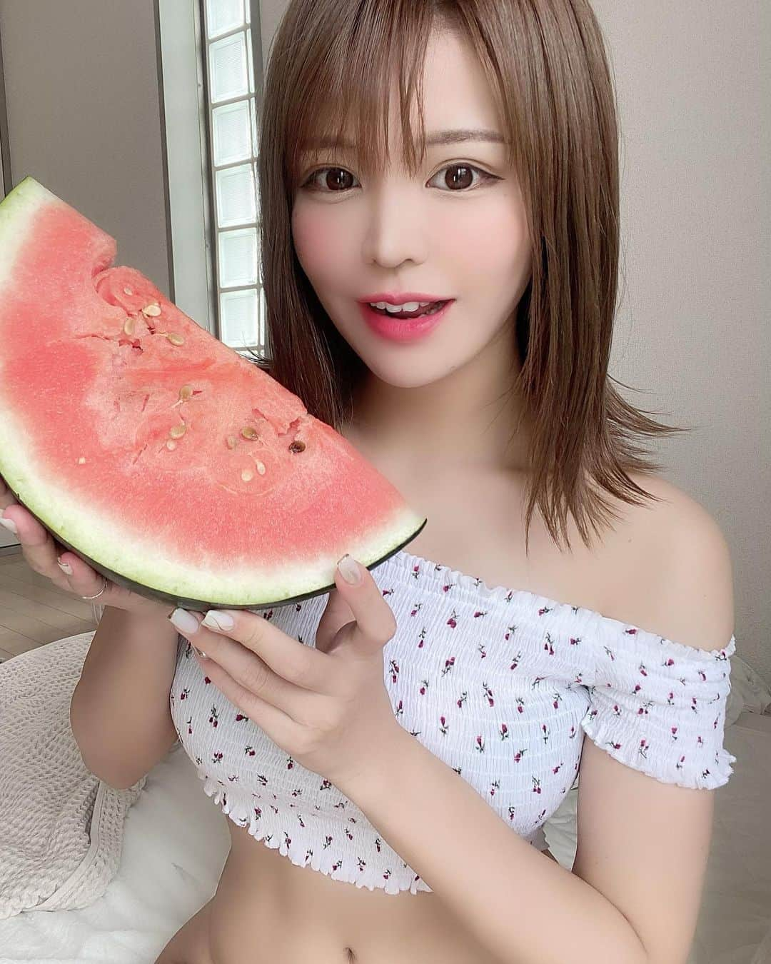 ななぴさんのインスタグラム写真 - (ななぴInstagram)「おっきいスイカもらった🍉 夏が終わる…😢  でも秋冬はスノボできるから好きになった😊w  #スイカ　#オフショル　#夏の終わり　#外ハネ」9月7日 21時25分 - __nanapgram__