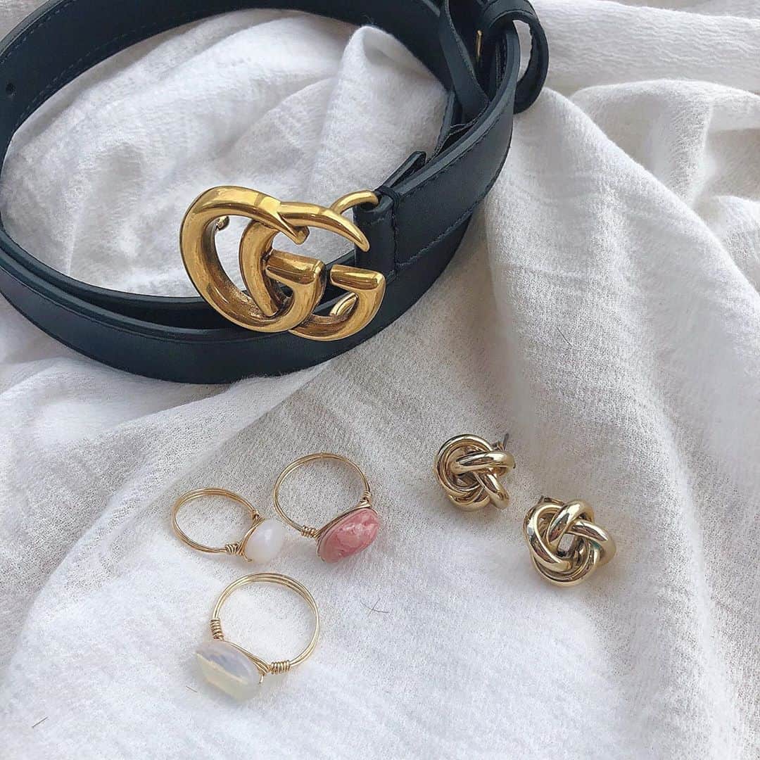 yuu__aaaのインスタグラム：「. . 今日の小物たち...♡！ . リングはオーダーでお気に入り💍👼🏻 . . #アクセサリー#accessory#指輪#GUCCI#ベルト#ootdfashion #ootd #ゴールドアクセサリー #ゴールドリング #ピアス#コーデ」