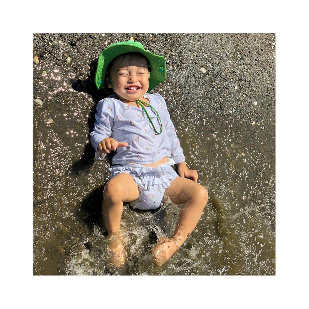 小泉梓さんのインスタグラム写真 - (小泉梓Instagram)「夏も終わり。 少しでも夏らしいことができてよかったなって振り返る。  今年は地元に帰るのも自粛でちびと約束してた海に行けないなぁとかわいそうだから、近場で。  ほんとちょっとだけだったけど、海遊びさせてあげれてよかった。  コロナで色々と我慢してるからね、せめて人いないとこには連れてってあげたい。  こちびは初めての海だったけど、スーパー楽しそうだった。さすがだよ、おてんばガール。  あー、キレイな海行きたーい。 テレビでキレイな海みるたびにちびが、わぁきれいだねー、行きたいねーって。 わかるよ、母ちゃんも同じ気持ち。  少しでも早くコロナが落ちついて、前のような生活に戻れて、旅行にも行けるといいね。  母ちゃんも連れてってあげられるように頑張るよ。  そして、台風がすごかった地域の皆様、大丈夫でしょうか？ ニュースとかみて、心苦しくなります…。 被害を受けた皆様、少しでも早く安心した生活がおくれますように。 自然災害は本当にこわい。  こういったこ事がある度に、我が家も小さい子２人、犬２匹いるので母ちゃんしっかりしなきゃなぁと思う日々です。  #夏　#夏休み　#思い出　#海　#summer  #summertime  #sea  #兄妹　#4歳　#1歳　#男の子　#女の子　#二児の母　#育児　#子育て　#ママライフ」9月7日 21時41分 - azusan111