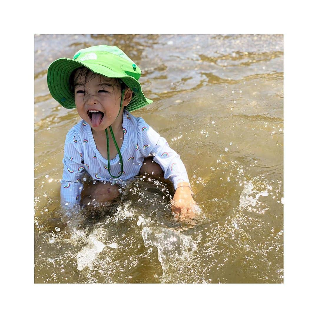 小泉梓さんのインスタグラム写真 - (小泉梓Instagram)「夏も終わり。 少しでも夏らしいことができてよかったなって振り返る。  今年は地元に帰るのも自粛でちびと約束してた海に行けないなぁとかわいそうだから、近場で。  ほんとちょっとだけだったけど、海遊びさせてあげれてよかった。  コロナで色々と我慢してるからね、せめて人いないとこには連れてってあげたい。  こちびは初めての海だったけど、スーパー楽しそうだった。さすがだよ、おてんばガール。  あー、キレイな海行きたーい。 テレビでキレイな海みるたびにちびが、わぁきれいだねー、行きたいねーって。 わかるよ、母ちゃんも同じ気持ち。  少しでも早くコロナが落ちついて、前のような生活に戻れて、旅行にも行けるといいね。  母ちゃんも連れてってあげられるように頑張るよ。  そして、台風がすごかった地域の皆様、大丈夫でしょうか？ ニュースとかみて、心苦しくなります…。 被害を受けた皆様、少しでも早く安心した生活がおくれますように。 自然災害は本当にこわい。  こういったこ事がある度に、我が家も小さい子２人、犬２匹いるので母ちゃんしっかりしなきゃなぁと思う日々です。  #夏　#夏休み　#思い出　#海　#summer  #summertime  #sea  #兄妹　#4歳　#1歳　#男の子　#女の子　#二児の母　#育児　#子育て　#ママライフ」9月7日 21時41分 - azusan111