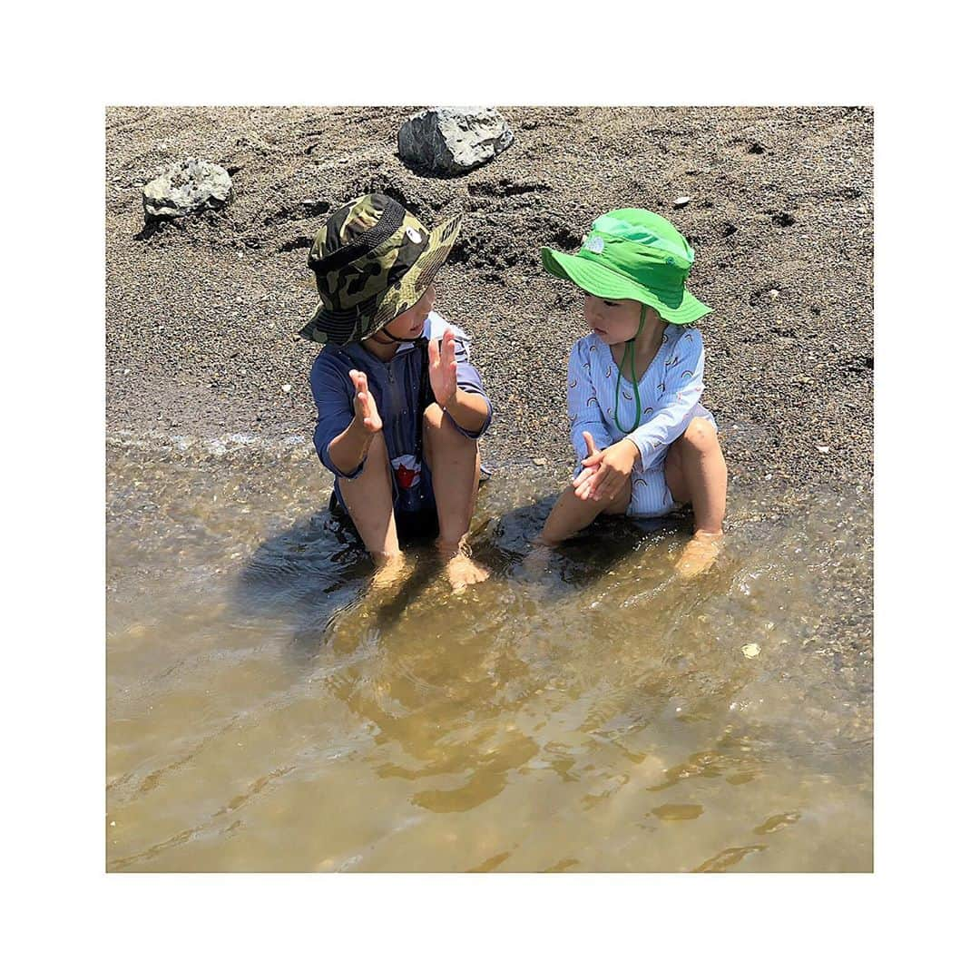 小泉梓さんのインスタグラム写真 - (小泉梓Instagram)「夏も終わり。 少しでも夏らしいことができてよかったなって振り返る。  今年は地元に帰るのも自粛でちびと約束してた海に行けないなぁとかわいそうだから、近場で。  ほんとちょっとだけだったけど、海遊びさせてあげれてよかった。  コロナで色々と我慢してるからね、せめて人いないとこには連れてってあげたい。  こちびは初めての海だったけど、スーパー楽しそうだった。さすがだよ、おてんばガール。  あー、キレイな海行きたーい。 テレビでキレイな海みるたびにちびが、わぁきれいだねー、行きたいねーって。 わかるよ、母ちゃんも同じ気持ち。  少しでも早くコロナが落ちついて、前のような生活に戻れて、旅行にも行けるといいね。  母ちゃんも連れてってあげられるように頑張るよ。  そして、台風がすごかった地域の皆様、大丈夫でしょうか？ ニュースとかみて、心苦しくなります…。 被害を受けた皆様、少しでも早く安心した生活がおくれますように。 自然災害は本当にこわい。  こういったこ事がある度に、我が家も小さい子２人、犬２匹いるので母ちゃんしっかりしなきゃなぁと思う日々です。  #夏　#夏休み　#思い出　#海　#summer  #summertime  #sea  #兄妹　#4歳　#1歳　#男の子　#女の子　#二児の母　#育児　#子育て　#ママライフ」9月7日 21時41分 - azusan111