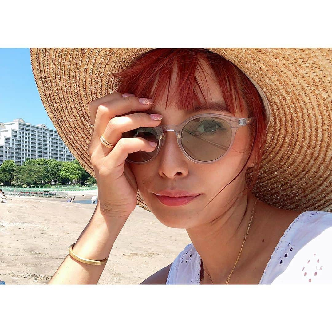 小泉梓さんのインスタグラム写真 - (小泉梓Instagram)「夏も終わり。 少しでも夏らしいことができてよかったなって振り返る。  今年は地元に帰るのも自粛でちびと約束してた海に行けないなぁとかわいそうだから、近場で。  ほんとちょっとだけだったけど、海遊びさせてあげれてよかった。  コロナで色々と我慢してるからね、せめて人いないとこには連れてってあげたい。  こちびは初めての海だったけど、スーパー楽しそうだった。さすがだよ、おてんばガール。  あー、キレイな海行きたーい。 テレビでキレイな海みるたびにちびが、わぁきれいだねー、行きたいねーって。 わかるよ、母ちゃんも同じ気持ち。  少しでも早くコロナが落ちついて、前のような生活に戻れて、旅行にも行けるといいね。  母ちゃんも連れてってあげられるように頑張るよ。  そして、台風がすごかった地域の皆様、大丈夫でしょうか？ ニュースとかみて、心苦しくなります…。 被害を受けた皆様、少しでも早く安心した生活がおくれますように。 自然災害は本当にこわい。  こういったこ事がある度に、我が家も小さい子２人、犬２匹いるので母ちゃんしっかりしなきゃなぁと思う日々です。  #夏　#夏休み　#思い出　#海　#summer  #summertime  #sea  #兄妹　#4歳　#1歳　#男の子　#女の子　#二児の母　#育児　#子育て　#ママライフ」9月7日 21時41分 - azusan111