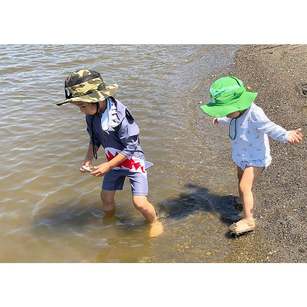 小泉梓さんのインスタグラム写真 - (小泉梓Instagram)「夏も終わり。 少しでも夏らしいことができてよかったなって振り返る。  今年は地元に帰るのも自粛でちびと約束してた海に行けないなぁとかわいそうだから、近場で。  ほんとちょっとだけだったけど、海遊びさせてあげれてよかった。  コロナで色々と我慢してるからね、せめて人いないとこには連れてってあげたい。  こちびは初めての海だったけど、スーパー楽しそうだった。さすがだよ、おてんばガール。  あー、キレイな海行きたーい。 テレビでキレイな海みるたびにちびが、わぁきれいだねー、行きたいねーって。 わかるよ、母ちゃんも同じ気持ち。  少しでも早くコロナが落ちついて、前のような生活に戻れて、旅行にも行けるといいね。  母ちゃんも連れてってあげられるように頑張るよ。  そして、台風がすごかった地域の皆様、大丈夫でしょうか？ ニュースとかみて、心苦しくなります…。 被害を受けた皆様、少しでも早く安心した生活がおくれますように。 自然災害は本当にこわい。  こういったこ事がある度に、我が家も小さい子２人、犬２匹いるので母ちゃんしっかりしなきゃなぁと思う日々です。  #夏　#夏休み　#思い出　#海　#summer  #summertime  #sea  #兄妹　#4歳　#1歳　#男の子　#女の子　#二児の母　#育児　#子育て　#ママライフ」9月7日 21時41分 - azusan111