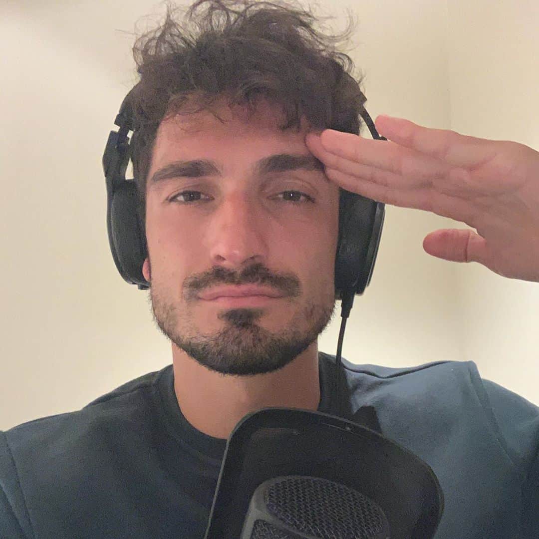 のインスタグラム：「Captain Podcast hat gestern mal wieder mit seinen Kumpanen ne neue Folge @alleineistschwer.podcast aufgenommen. Kommt morgen “wieder” pünktlich Dienstag raus 🎙」