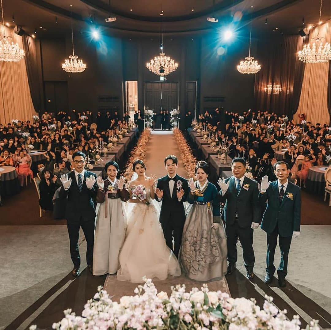 プレ花嫁の結婚式準備サイト marry【マリー】さんのインスタグラム写真 - (プレ花嫁の結婚式準備サイト marry【マリー】Instagram)「韓国のフォトグラファーさんに学ぶ🤍﻿ ﻿ ﻿ 新しい家族写真&集合写真の撮り方✨﻿ ﻿ ﻿ 新郎新婦と、両家のお父さんお母さんが並んで、﻿ バックにゲスト🤍﻿ ﻿ ﻿ アーティストのコンサートライブでの﻿ ステージ上からの集合写真みたいで﻿ 臨場感あり✨﻿ ﻿ ﻿ 出来れば撮ってみてもらいたい﻿ 1カットです✨🌼﻿ ﻿ ﻿ ﻿ photo by﻿ @_9foto  ﻿ *﻿ *﻿ *﻿ *﻿ marryは「世界中の可愛い」を集める﻿ ウェディングサイトです💎﻿ ﻿ サイト内には、﻿ 結婚式のアイデアを紹介する記事が1万以上✨﻿ 毎日朝7時と夜の6時に新着記事をUP✨﻿ @marryxoxo_wd の﻿ プロフィールURLからチェックできます💍﻿ ﻿ 特に人気の記事は﻿ @marryxoxo_id のアカウントでも﻿ 紹介しているので必見🌷﻿ ﻿ ﻿ ﻿ しゃぼん玉バルーンや指輪のレースサブレなどのオリジナル商品は、@marryxoxo_shopのアカウントで紹介しています💕﻿ ◌ ❁˚﻿ #プレ花嫁#卒花#卒花嫁#2020春婚#2020夏婚#2020秋婚#2020冬婚#2021春婚#2021夏婚#2021秋婚#2021冬婚」9月7日 21時34分 - marryxoxo_wd