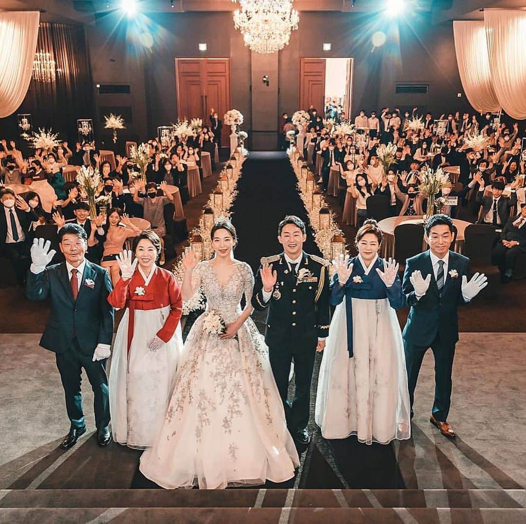 プレ花嫁の結婚式準備サイト marry【マリー】さんのインスタグラム写真 - (プレ花嫁の結婚式準備サイト marry【マリー】Instagram)「韓国のフォトグラファーさんに学ぶ🤍﻿ ﻿ ﻿ 新しい家族写真&集合写真の撮り方✨﻿ ﻿ ﻿ 新郎新婦と、両家のお父さんお母さんが並んで、﻿ バックにゲスト🤍﻿ ﻿ ﻿ アーティストのコンサートライブでの﻿ ステージ上からの集合写真みたいで﻿ 臨場感あり✨﻿ ﻿ ﻿ 出来れば撮ってみてもらいたい﻿ 1カットです✨🌼﻿ ﻿ ﻿ ﻿ photo by﻿ @_9foto  ﻿ *﻿ *﻿ *﻿ *﻿ marryは「世界中の可愛い」を集める﻿ ウェディングサイトです💎﻿ ﻿ サイト内には、﻿ 結婚式のアイデアを紹介する記事が1万以上✨﻿ 毎日朝7時と夜の6時に新着記事をUP✨﻿ @marryxoxo_wd の﻿ プロフィールURLからチェックできます💍﻿ ﻿ 特に人気の記事は﻿ @marryxoxo_id のアカウントでも﻿ 紹介しているので必見🌷﻿ ﻿ ﻿ ﻿ しゃぼん玉バルーンや指輪のレースサブレなどのオリジナル商品は、@marryxoxo_shopのアカウントで紹介しています💕﻿ ◌ ❁˚﻿ #プレ花嫁#卒花#卒花嫁#2020春婚#2020夏婚#2020秋婚#2020冬婚#2021春婚#2021夏婚#2021秋婚#2021冬婚」9月7日 21時34分 - marryxoxo_wd