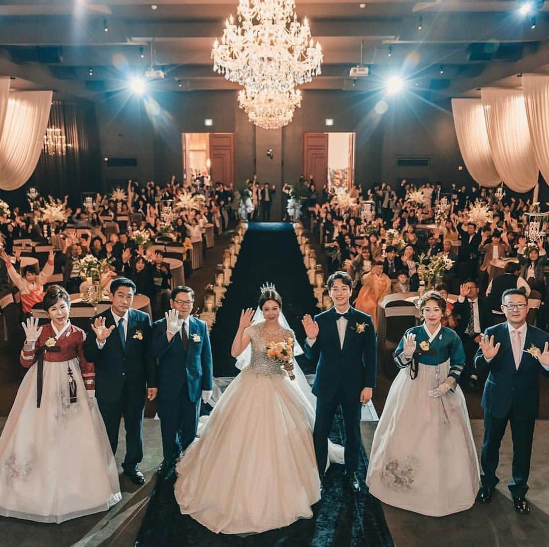 プレ花嫁の結婚式準備サイト marry【マリー】さんのインスタグラム写真 - (プレ花嫁の結婚式準備サイト marry【マリー】Instagram)「韓国のフォトグラファーさんに学ぶ🤍﻿ ﻿ ﻿ 新しい家族写真&集合写真の撮り方✨﻿ ﻿ ﻿ 新郎新婦と、両家のお父さんお母さんが並んで、﻿ バックにゲスト🤍﻿ ﻿ ﻿ アーティストのコンサートライブでの﻿ ステージ上からの集合写真みたいで﻿ 臨場感あり✨﻿ ﻿ ﻿ 出来れば撮ってみてもらいたい﻿ 1カットです✨🌼﻿ ﻿ ﻿ ﻿ photo by﻿ @_9foto  ﻿ *﻿ *﻿ *﻿ *﻿ marryは「世界中の可愛い」を集める﻿ ウェディングサイトです💎﻿ ﻿ サイト内には、﻿ 結婚式のアイデアを紹介する記事が1万以上✨﻿ 毎日朝7時と夜の6時に新着記事をUP✨﻿ @marryxoxo_wd の﻿ プロフィールURLからチェックできます💍﻿ ﻿ 特に人気の記事は﻿ @marryxoxo_id のアカウントでも﻿ 紹介しているので必見🌷﻿ ﻿ ﻿ ﻿ しゃぼん玉バルーンや指輪のレースサブレなどのオリジナル商品は、@marryxoxo_shopのアカウントで紹介しています💕﻿ ◌ ❁˚﻿ #プレ花嫁#卒花#卒花嫁#2020春婚#2020夏婚#2020秋婚#2020冬婚#2021春婚#2021夏婚#2021秋婚#2021冬婚」9月7日 21時34分 - marryxoxo_wd