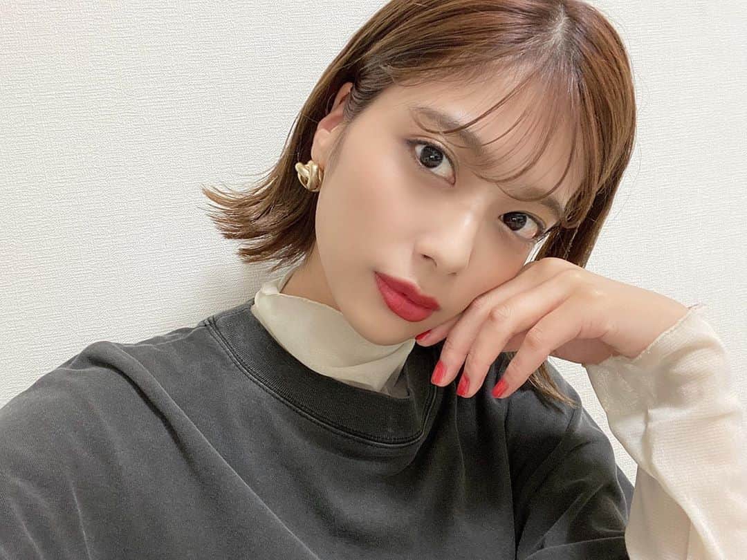 のインスタグラム：「.  こないだ買ったピアスとシアーのインナーがお気に入り✌🏻❤️﻿ ﻿ イエローのシャドウ最近毎日つけてるんだけど﻿ 写真じゃわかりづらいなあ、、、😰﻿ ﻿ ﻿ ﻿ ﻿ #ピアス #pierce #ゴールドアクセサリー #ゴールドピアス #シアー #シアートップス #シアー素材 #うざバング #外ハネ #外ハネボブ #selfie #me #dayoff #make #hairstyle」