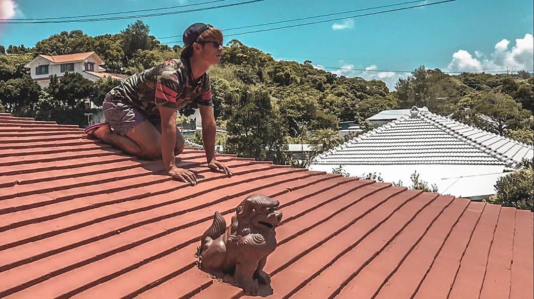 安藝正俊のインスタグラム：「: 【 シーサー 】  沖縄県などでみられる伝説の獣像。 建物の門や屋根、村落の高台などに据え付けられる。 家や人、村に災厄をもたらす悪霊を追い払う魔除けの意味を持ち、屋根の上に設置されることが多いとされる。  またひとつ 沖縄の歴史を学んだ。  テテテテッテッテッテーン ⤴︎ Level Up : #沖縄 #沖縄移住 #沖縄生活 #休日の過ごし方 #自然が好き #日本の風景  #日本の歴史 #歴史 #沖縄好きな人と繋がりたい  #日々の記録 #ライフスタイル  #アウトドア  #キャンプ #シーサー #ソトアソビ #ダレカニミセタイケシキ  #ダレカニミセタイフウケイ  #okinawa #okinawalife #okinawajapan  #lifestyle #outdoorlife #camper #camplife  #naturelover #photo_jpn  #summervibes #goodvibes #blog #yolo」