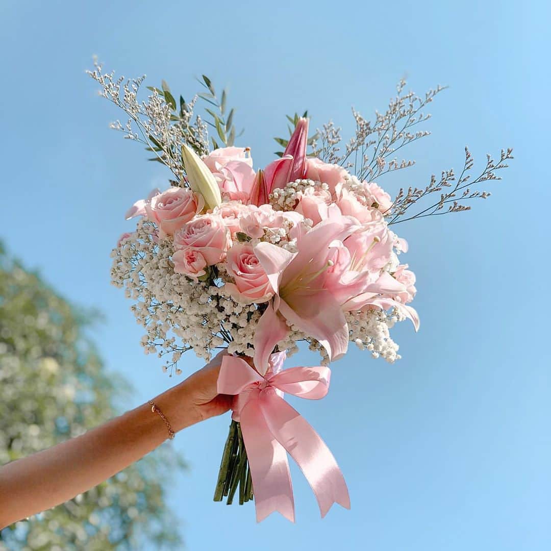 Choole 業界初、オンライン結婚式準備サービスさんのインスタグラム写真 - (Choole 業界初、オンライン結婚式準備サービスInstagram)「#ブライダルブーケ あまーいピンクがかわいい💕ブライダルブーケ💐✨ . バラが入ったピンクのブライダルブーケ💐✨ . ロマンチックな雰囲気がお好きな花嫁さんや、ディズニー婚を考えている方にもおすすめ❤︎ . ぜひ参考にしてみて下さいね🕊 .  photo  by @bluretteflorist @hana_mof  他の投稿も素敵なものばかりですので、﻿ ぜひチェックしてみてください﻿  ────────────────── トキハナの公式サイトでは 会場・ドレス・ヘアメイクなど たくさんのアイテムをご紹介👗👑 @tokihana_weddingからHPをチェック♡  トキハナでは、「ベストレート保証」「持ち込み自由」の特別な条件をクリアした式場だけをご紹介⛪ . 心から満足できる結婚式場が 厳選されているので安心です😊 . LINEやサロン、オンラインで元ウエディングプランナーに無料相談！ . 1分でカンタン結婚式場診断やスクショ診断🕊 いろんな診断はスワイプでQRからCheck▶︎▶︎▶︎ . ─────────────────── .  #ナチュラルブーケ #ナチュラルウェディング#ガーデンウェディング#プリザーブドフラワーアレンジメント#バルーンショップ#フラワーボックス#ドライフラワーアレンジメント#プリザーブドフラワー#ブーケ迷子 #トキハナ#バスケットブーケ」9月7日 21時38分 - tokihana_wedding