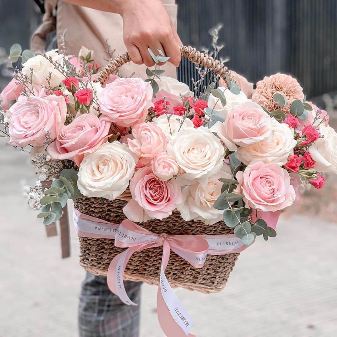 Choole 業界初、オンライン結婚式準備サービスさんのインスタグラム写真 - (Choole 業界初、オンライン結婚式準備サービスInstagram)「#ブライダルブーケ あまーいピンクがかわいい💕ブライダルブーケ💐✨ . バラが入ったピンクのブライダルブーケ💐✨ . ロマンチックな雰囲気がお好きな花嫁さんや、ディズニー婚を考えている方にもおすすめ❤︎ . ぜひ参考にしてみて下さいね🕊 .  photo  by @bluretteflorist @hana_mof  他の投稿も素敵なものばかりですので、﻿ ぜひチェックしてみてください﻿  ────────────────── トキハナの公式サイトでは 会場・ドレス・ヘアメイクなど たくさんのアイテムをご紹介👗👑 @tokihana_weddingからHPをチェック♡  トキハナでは、「ベストレート保証」「持ち込み自由」の特別な条件をクリアした式場だけをご紹介⛪ . 心から満足できる結婚式場が 厳選されているので安心です😊 . LINEやサロン、オンラインで元ウエディングプランナーに無料相談！ . 1分でカンタン結婚式場診断やスクショ診断🕊 いろんな診断はスワイプでQRからCheck▶︎▶︎▶︎ . ─────────────────── .  #ナチュラルブーケ #ナチュラルウェディング#ガーデンウェディング#プリザーブドフラワーアレンジメント#バルーンショップ#フラワーボックス#ドライフラワーアレンジメント#プリザーブドフラワー#ブーケ迷子 #トキハナ#バスケットブーケ」9月7日 21時38分 - tokihana_wedding