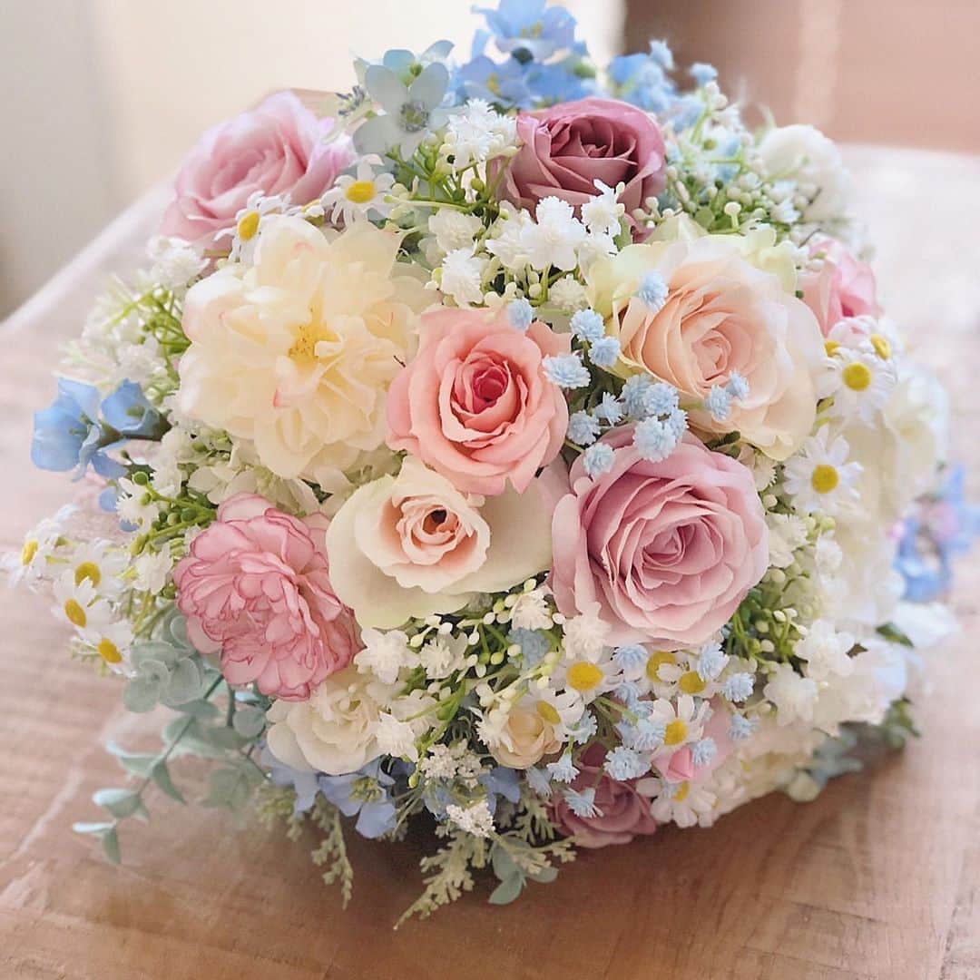 Choole 業界初、オンライン結婚式準備サービスさんのインスタグラム写真 - (Choole 業界初、オンライン結婚式準備サービスInstagram)「#ブライダルブーケ あまーいピンクがかわいい💕ブライダルブーケ💐✨ . バラが入ったピンクのブライダルブーケ💐✨ . ロマンチックな雰囲気がお好きな花嫁さんや、ディズニー婚を考えている方にもおすすめ❤︎ . ぜひ参考にしてみて下さいね🕊 .  photo  by @bluretteflorist @hana_mof  他の投稿も素敵なものばかりですので、﻿ ぜひチェックしてみてください﻿  ────────────────── トキハナの公式サイトでは 会場・ドレス・ヘアメイクなど たくさんのアイテムをご紹介👗👑 @tokihana_weddingからHPをチェック♡  トキハナでは、「ベストレート保証」「持ち込み自由」の特別な条件をクリアした式場だけをご紹介⛪ . 心から満足できる結婚式場が 厳選されているので安心です😊 . LINEやサロン、オンラインで元ウエディングプランナーに無料相談！ . 1分でカンタン結婚式場診断やスクショ診断🕊 いろんな診断はスワイプでQRからCheck▶︎▶︎▶︎ . ─────────────────── .  #ナチュラルブーケ #ナチュラルウェディング#ガーデンウェディング#プリザーブドフラワーアレンジメント#バルーンショップ#フラワーボックス#ドライフラワーアレンジメント#プリザーブドフラワー#ブーケ迷子 #トキハナ#バスケットブーケ」9月7日 21時38分 - tokihana_wedding