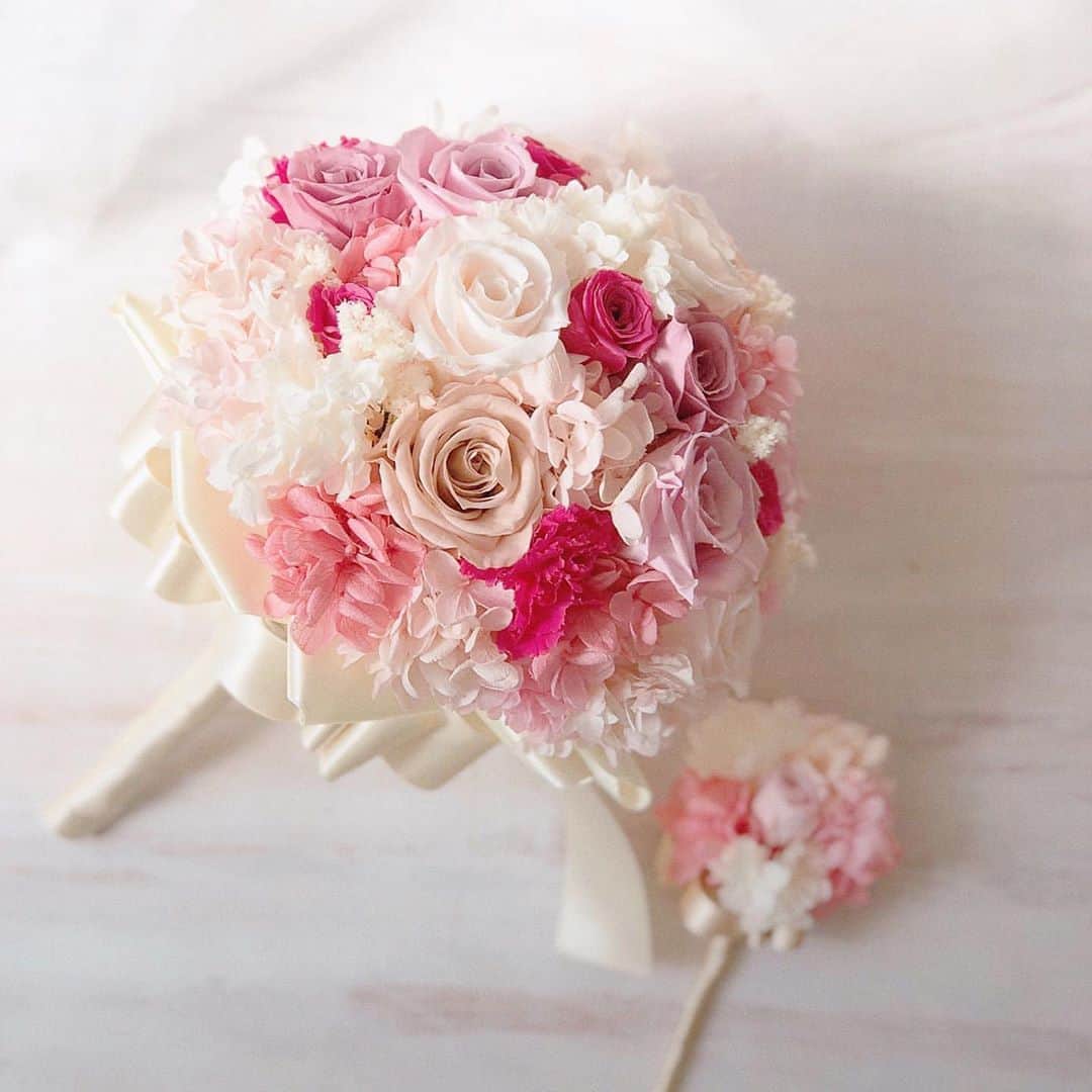 Choole 業界初、オンライン結婚式準備サービスさんのインスタグラム写真 - (Choole 業界初、オンライン結婚式準備サービスInstagram)「#ブライダルブーケ あまーいピンクがかわいい💕ブライダルブーケ💐✨ . バラが入ったピンクのブライダルブーケ💐✨ . ロマンチックな雰囲気がお好きな花嫁さんや、ディズニー婚を考えている方にもおすすめ❤︎ . ぜひ参考にしてみて下さいね🕊 .  photo  by @bluretteflorist @hana_mof  他の投稿も素敵なものばかりですので、﻿ ぜひチェックしてみてください﻿  ────────────────── トキハナの公式サイトでは 会場・ドレス・ヘアメイクなど たくさんのアイテムをご紹介👗👑 @tokihana_weddingからHPをチェック♡  トキハナでは、「ベストレート保証」「持ち込み自由」の特別な条件をクリアした式場だけをご紹介⛪ . 心から満足できる結婚式場が 厳選されているので安心です😊 . LINEやサロン、オンラインで元ウエディングプランナーに無料相談！ . 1分でカンタン結婚式場診断やスクショ診断🕊 いろんな診断はスワイプでQRからCheck▶︎▶︎▶︎ . ─────────────────── .  #ナチュラルブーケ #ナチュラルウェディング#ガーデンウェディング#プリザーブドフラワーアレンジメント#バルーンショップ#フラワーボックス#ドライフラワーアレンジメント#プリザーブドフラワー#ブーケ迷子 #トキハナ#バスケットブーケ」9月7日 21時38分 - tokihana_wedding