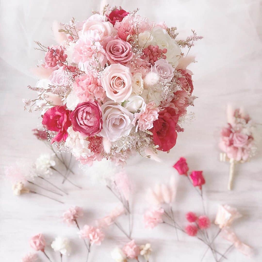 Choole 業界初、オンライン結婚式準備サービスさんのインスタグラム写真 - (Choole 業界初、オンライン結婚式準備サービスInstagram)「#ブライダルブーケ あまーいピンクがかわいい💕ブライダルブーケ💐✨ . バラが入ったピンクのブライダルブーケ💐✨ . ロマンチックな雰囲気がお好きな花嫁さんや、ディズニー婚を考えている方にもおすすめ❤︎ . ぜひ参考にしてみて下さいね🕊 .  photo  by @bluretteflorist @hana_mof  他の投稿も素敵なものばかりですので、﻿ ぜひチェックしてみてください﻿  ────────────────── トキハナの公式サイトでは 会場・ドレス・ヘアメイクなど たくさんのアイテムをご紹介👗👑 @tokihana_weddingからHPをチェック♡  トキハナでは、「ベストレート保証」「持ち込み自由」の特別な条件をクリアした式場だけをご紹介⛪ . 心から満足できる結婚式場が 厳選されているので安心です😊 . LINEやサロン、オンラインで元ウエディングプランナーに無料相談！ . 1分でカンタン結婚式場診断やスクショ診断🕊 いろんな診断はスワイプでQRからCheck▶︎▶︎▶︎ . ─────────────────── .  #ナチュラルブーケ #ナチュラルウェディング#ガーデンウェディング#プリザーブドフラワーアレンジメント#バルーンショップ#フラワーボックス#ドライフラワーアレンジメント#プリザーブドフラワー#ブーケ迷子 #トキハナ#バスケットブーケ」9月7日 21時38分 - tokihana_wedding