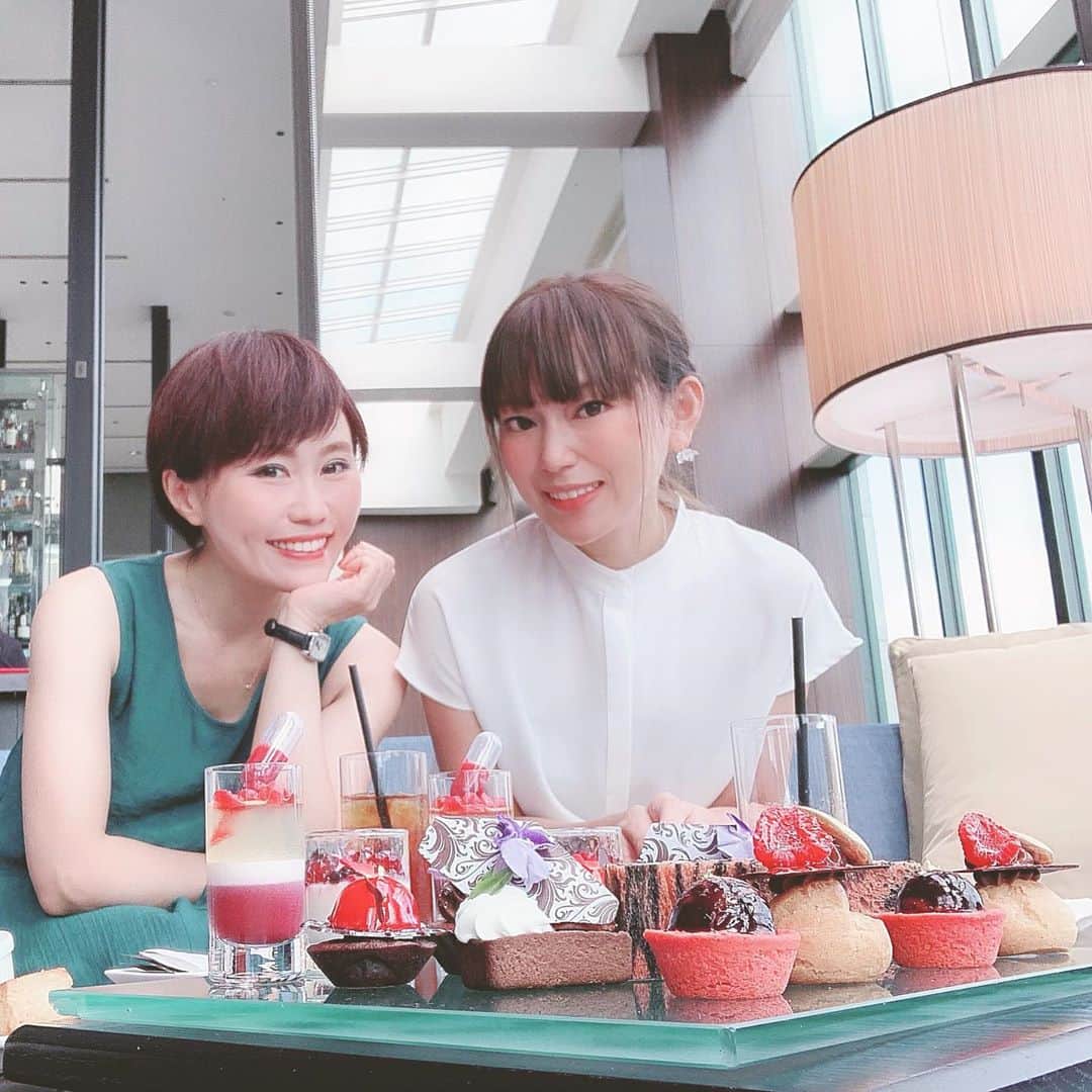 Karinのインスタグラム：「ハロウィンアフタヌーンティー🎃 大好きな友達とのリラックスタイム✨ お喋りが止まらない〜❤️ 癒しをありがとう✨  #アフタヌーンティー #コンラッド東京  #ハロウィン」