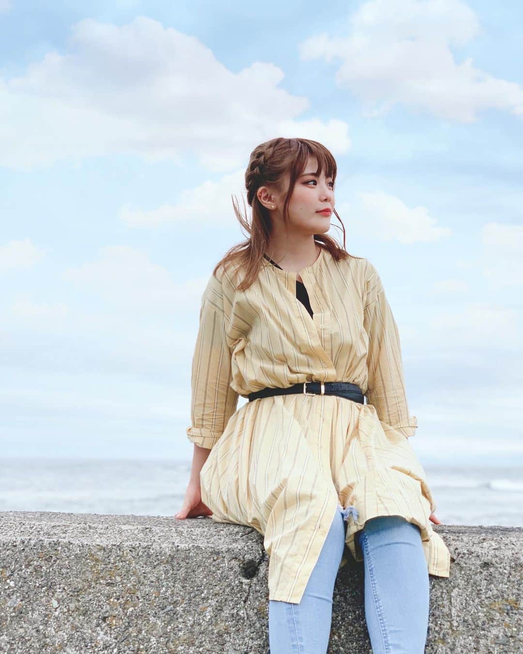 川村虹花のインスタグラム：「私のパワースポットは湘南の海。 昔から海が大好きでストレス発散にいつもいく。 夏もいいけど、人のいない湘南のが好き。 ･ #湘南 #由比ヶ浜 #逗子 #江ノ島」