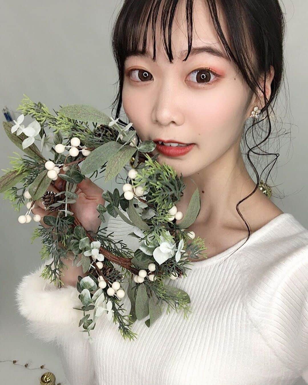 齋藤佳穂のインスタグラム：「昨日大阪美少女図鑑さんの撮影でした🎅🏻🦌  イメージに合わせたメイクとヘアーをしていただきました🥺✨ とても素敵にしてもらって幸せ💗 コンセプトはクリスマス女子会です🎄  #大阪美少女図鑑 #ピンクメイク #ミスキャンパス立命館 #ミスキャンパス立命館2020 #ミスキャン #ミスキャンパス #ミス立命館 #立命館大学 #京都 #女子大生 #mcr2020 #mcr #bkc #ritsumeikan#クリスマス女子会 #クリスマス」